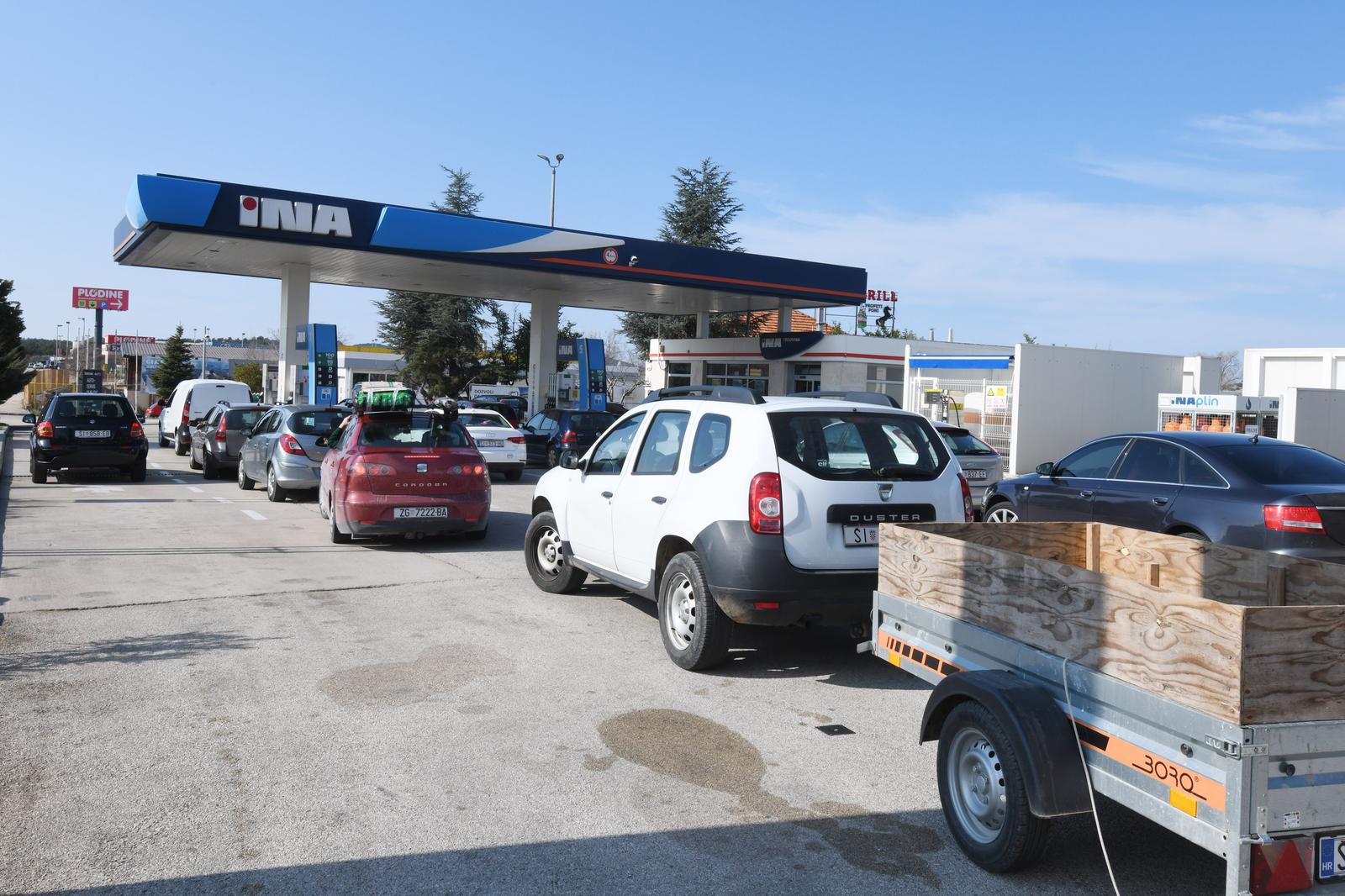 Gužve na benzinskim postajama zbog najavljenog poskupljenja naftnih derivata