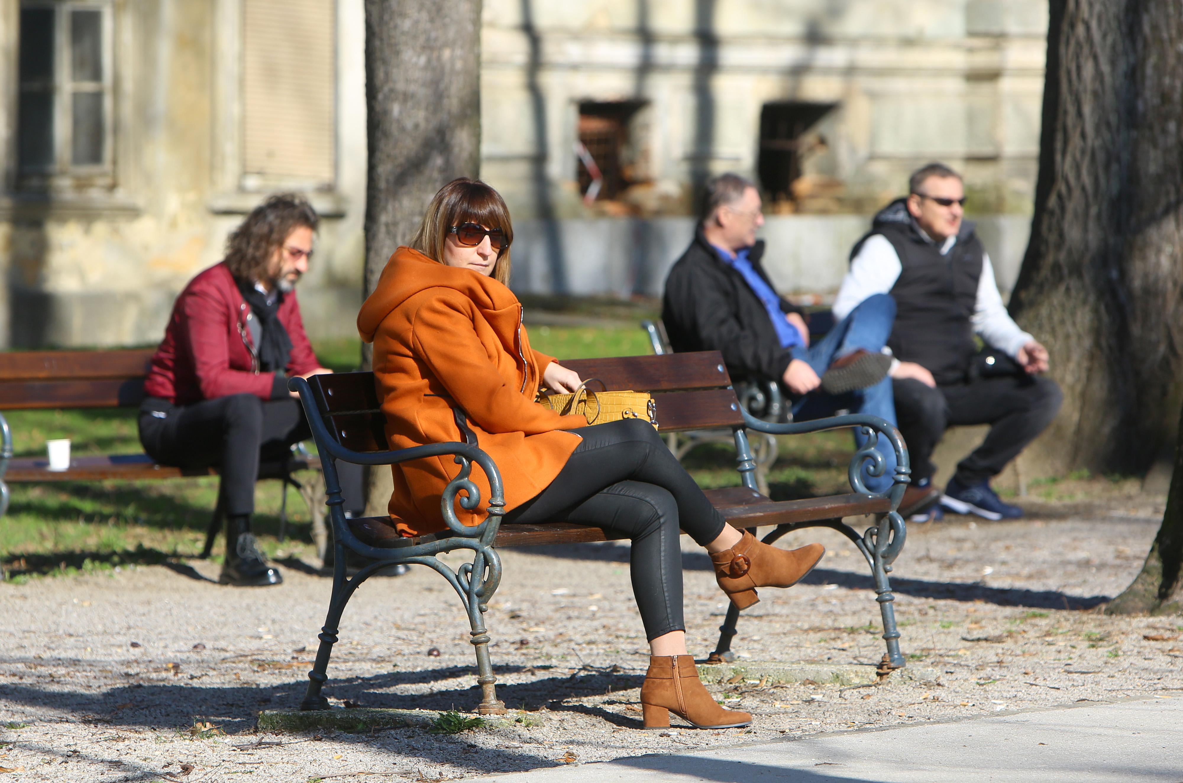 Karlovac: Iznadprosječno toplo i sunčano vrijeme izmamilo brojne građane u parkove