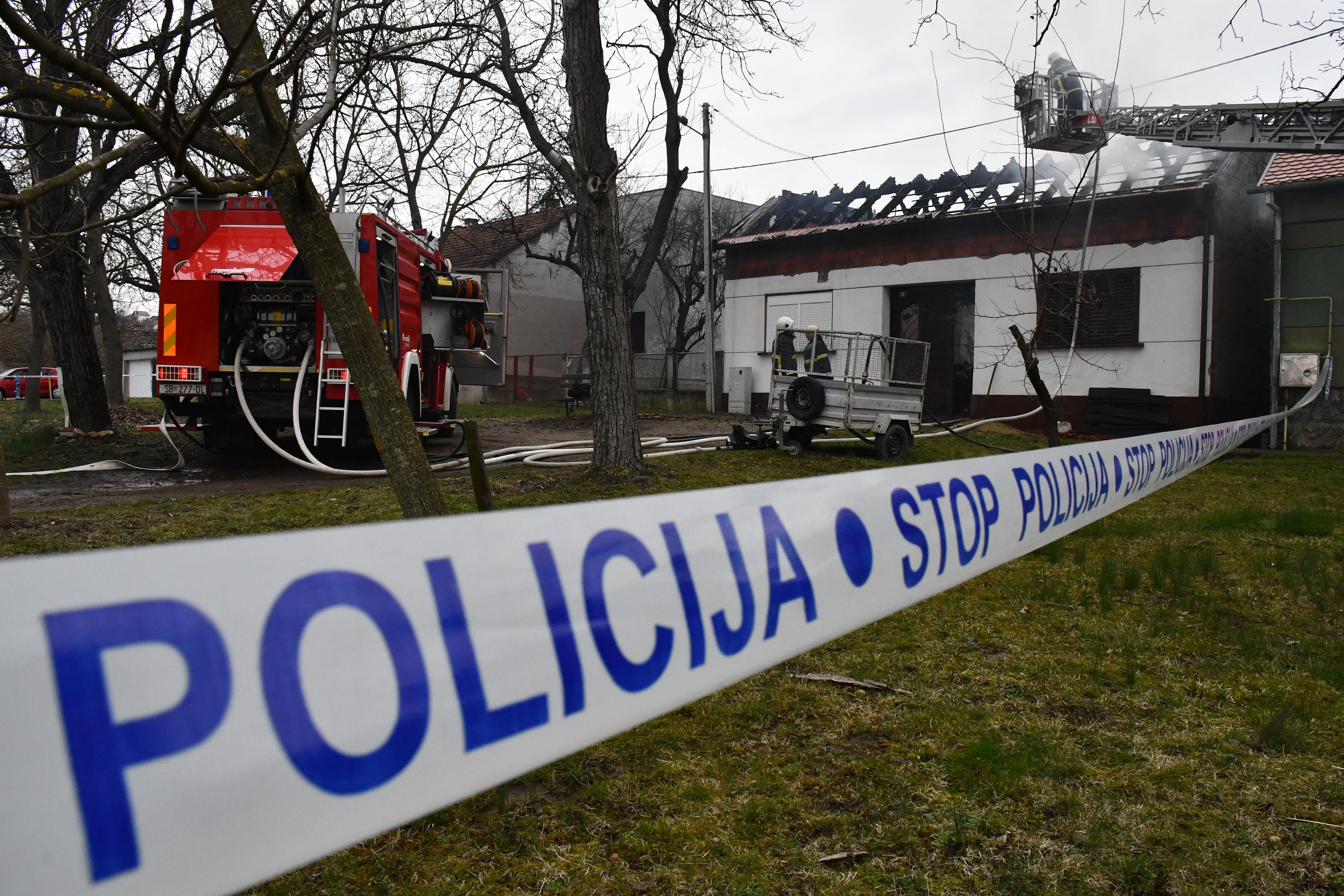 Slavonski Brod: Vatrogasci gase požar na obiteljskoj kući u naselju Podvinje