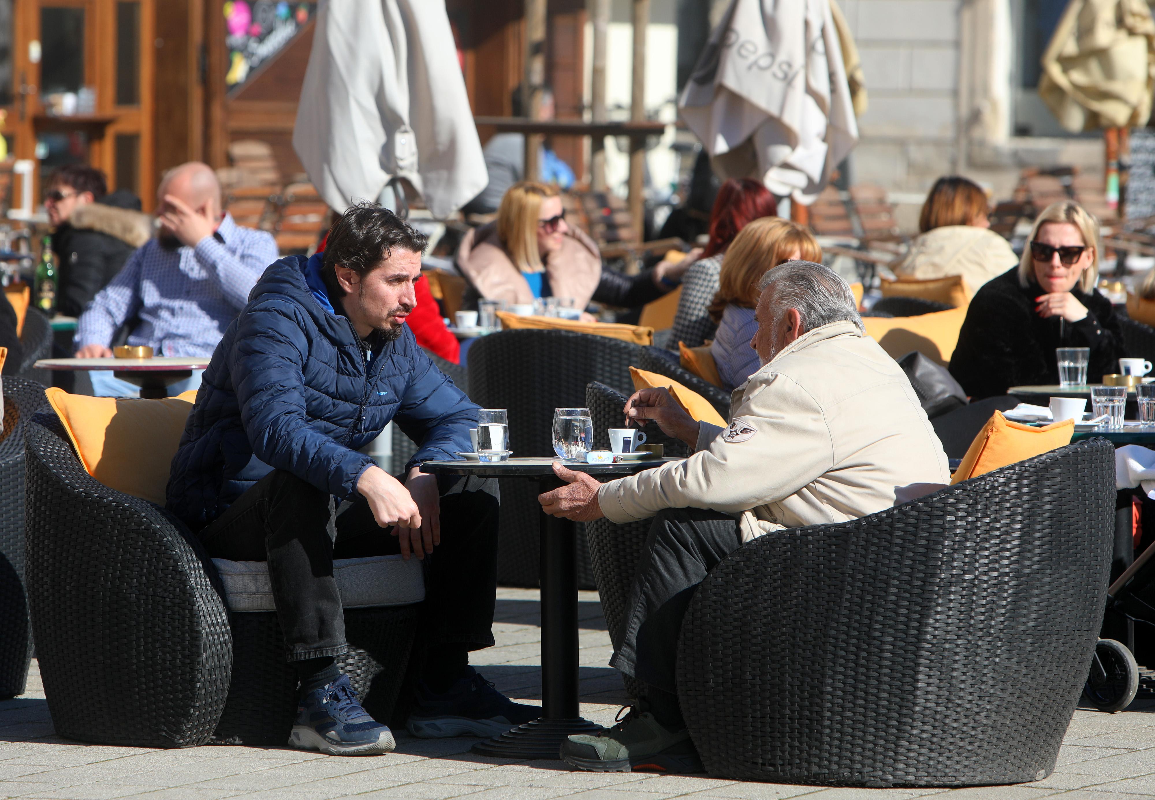 Karlovac: Građani sunčano i toplo vrijeme iskoristili za boravak na otvorenom