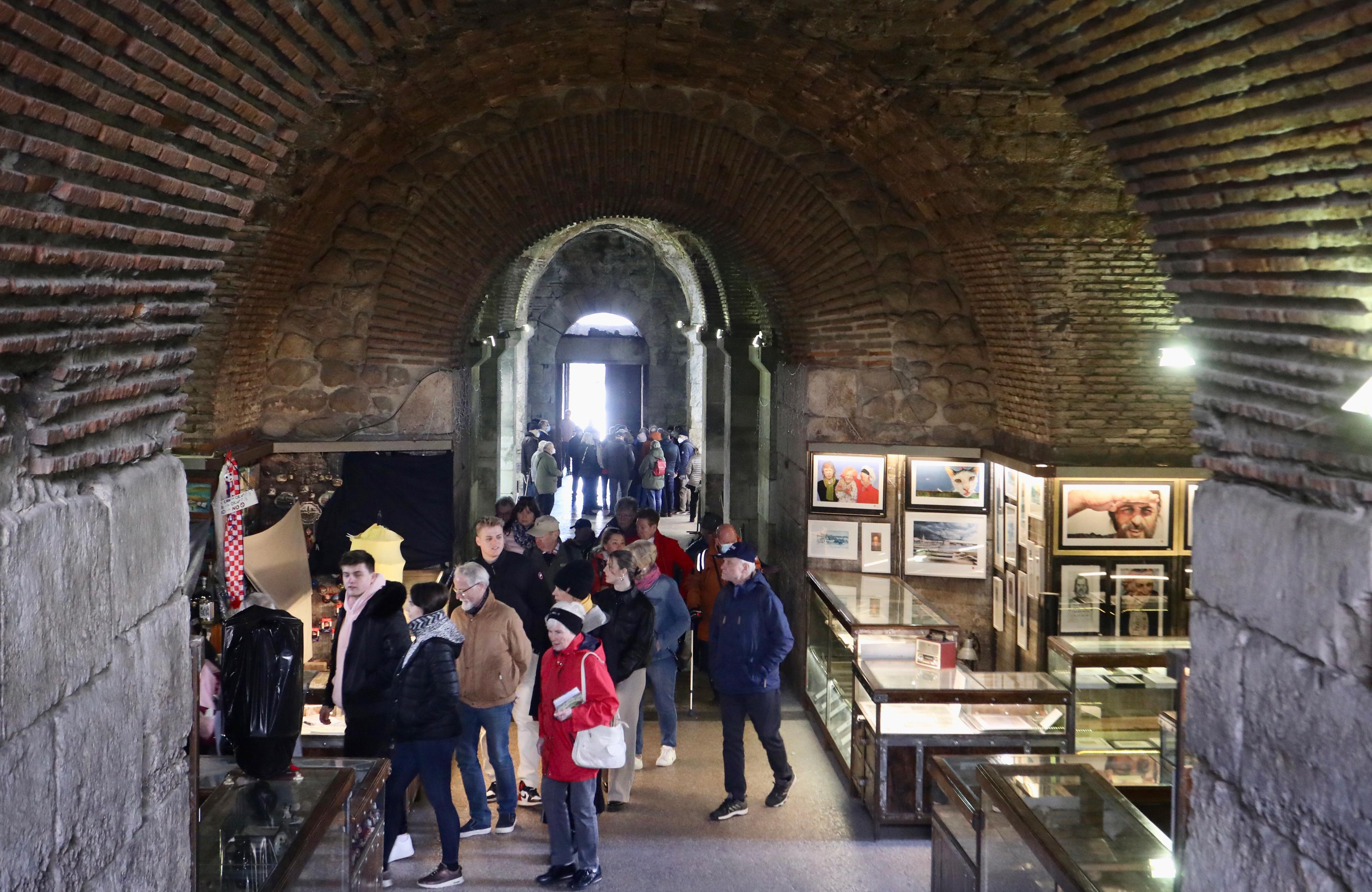 Split: Turisti u obilasku gradskih znamenitosti