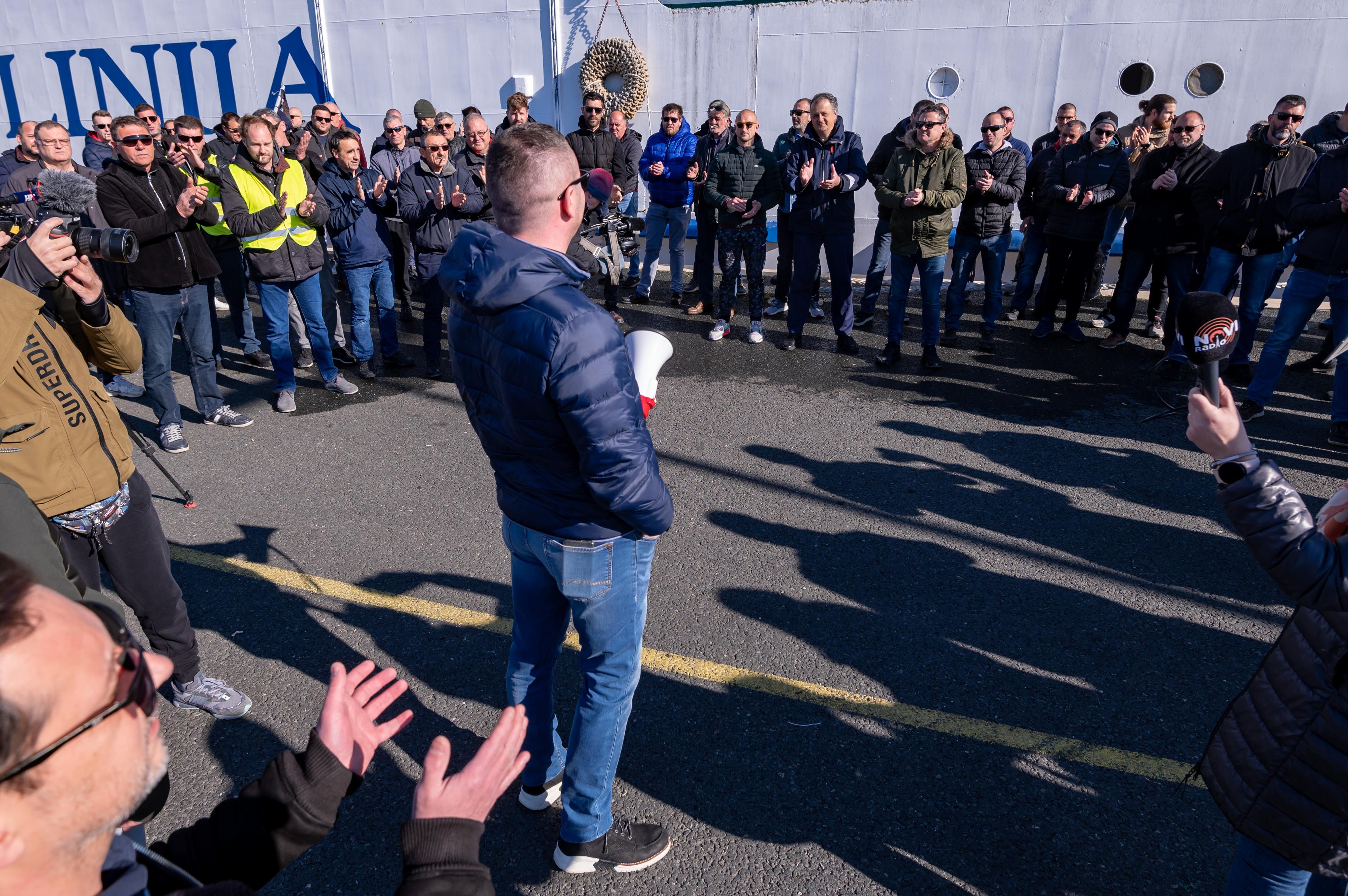 Prosvjed pomoraca Jadrolinije u Gaženici, traže bolje uvjete rada na brodovima i efikasniju upravu