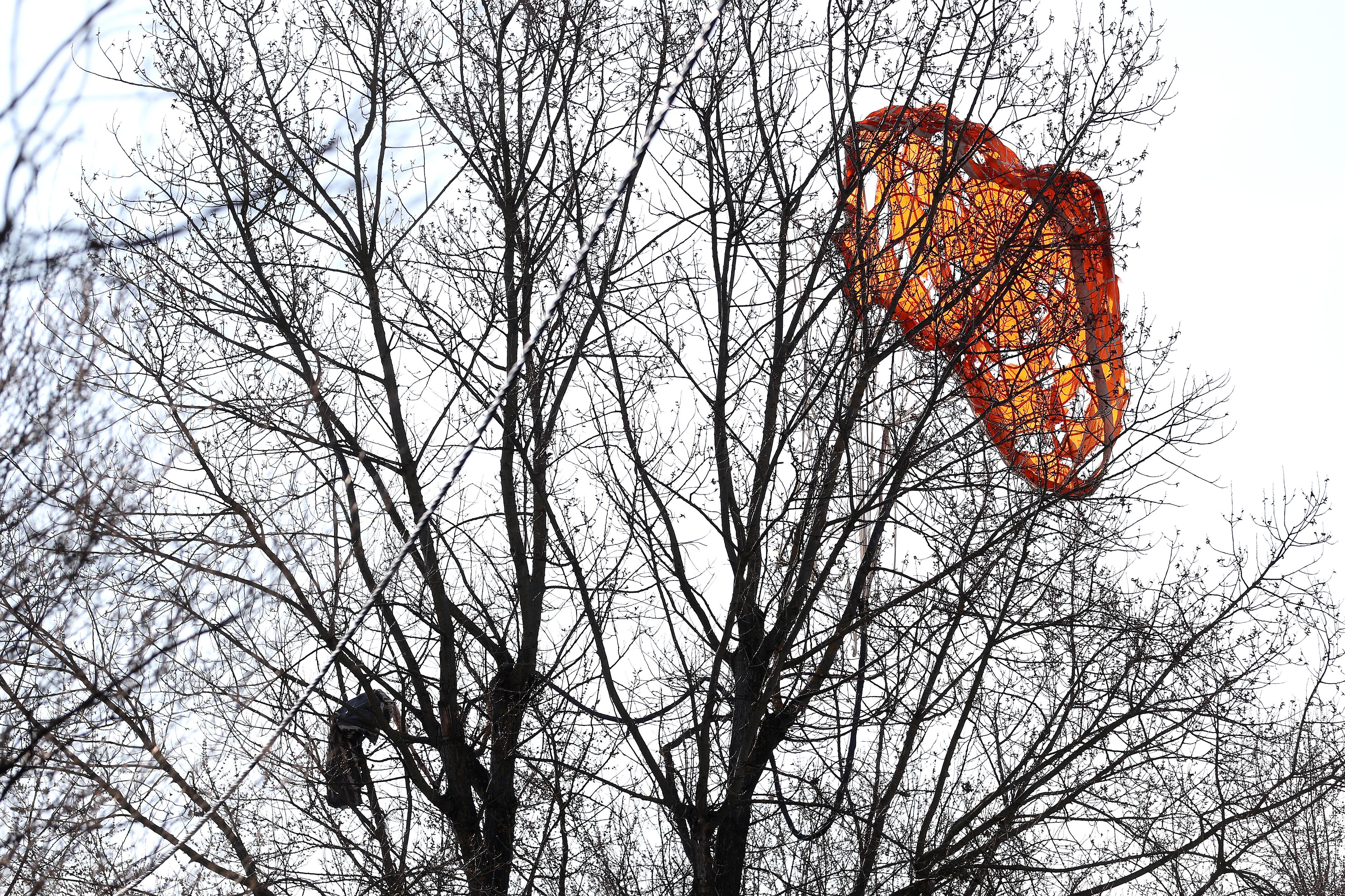 Zagreb: Teretni padobran zaglavljen u krošnji na mjestu pada letjelice