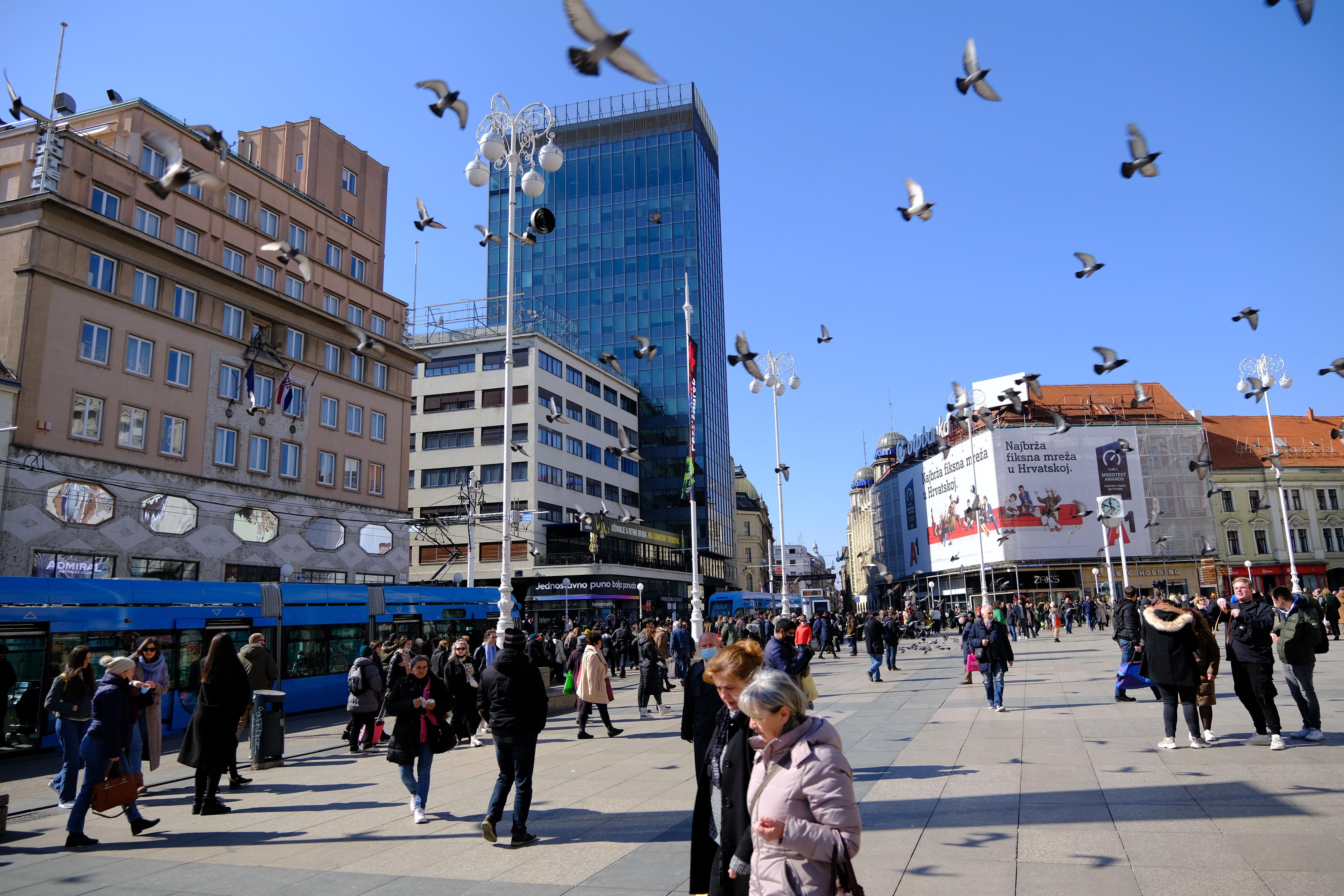 Zagreb: Sunčano vrijeme privuklo građane u centar