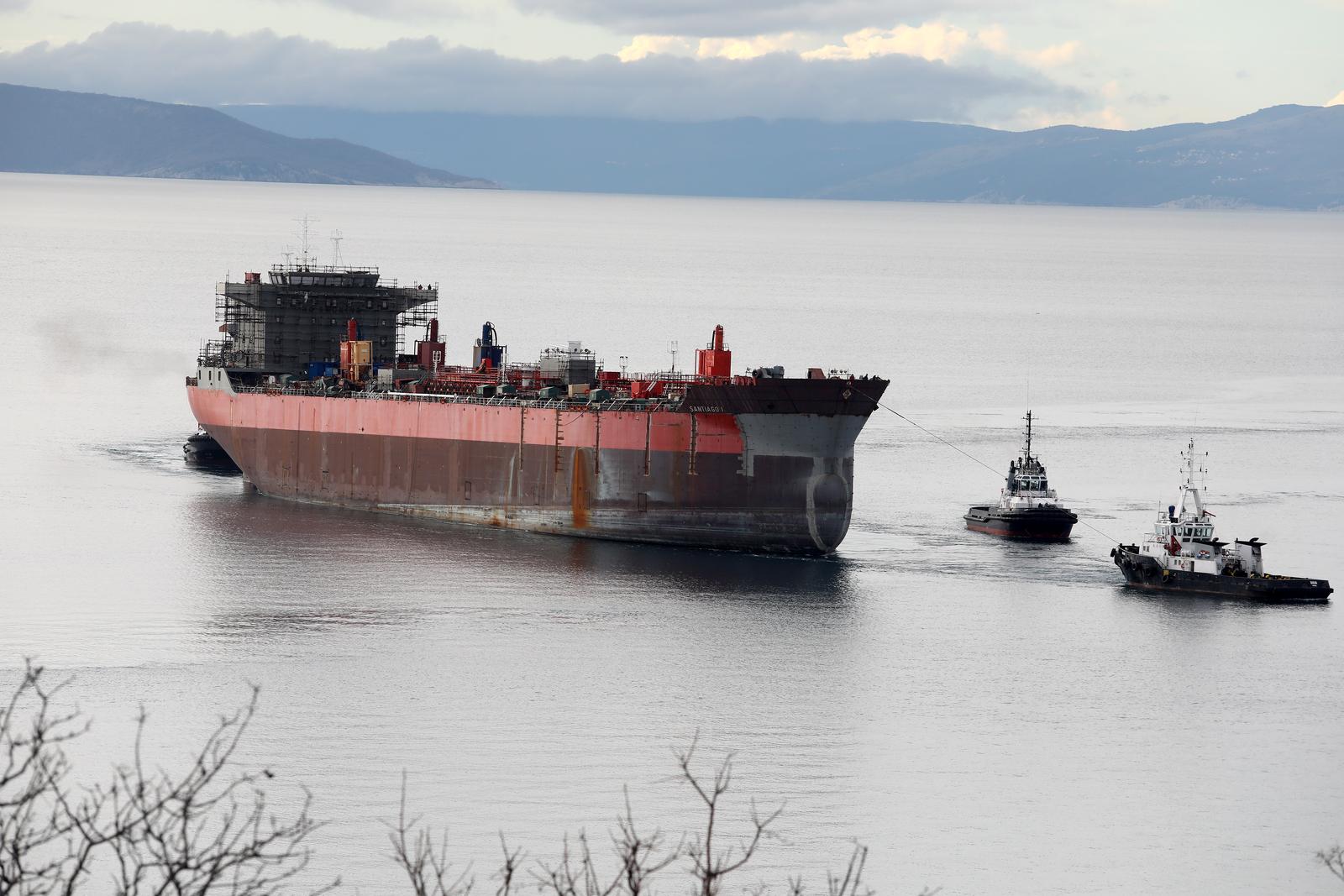 Rijeka: Brod Santiago uplovljava u brodogradilište Viktor Lenac