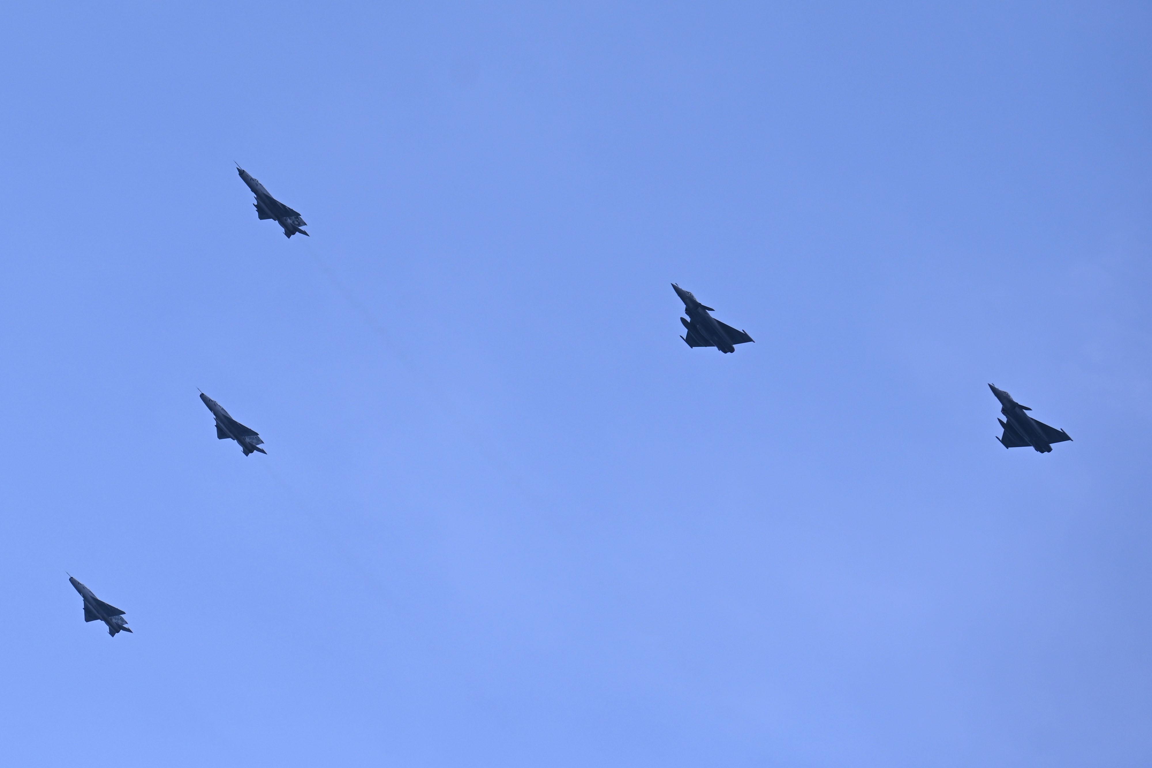 Prelet tri MIG-a 21 i dva Rafala iznad zadarskog kanala