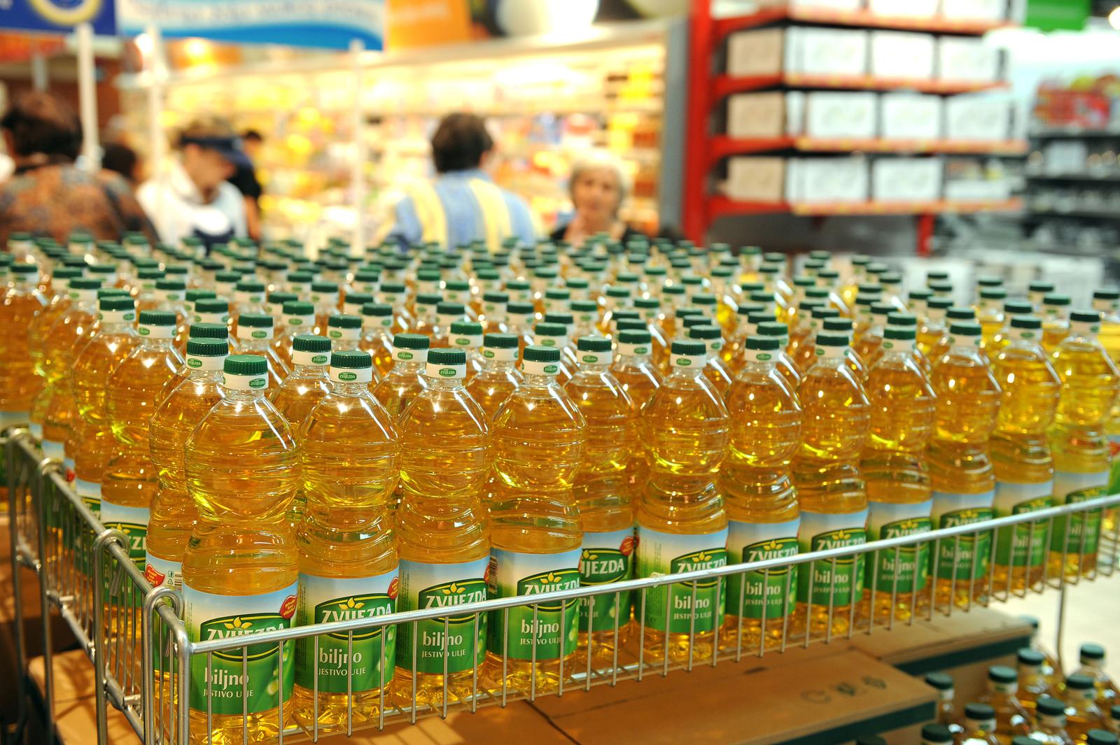 Zagreb: Super Konzum - kupci razgledavaju police prepune artikala