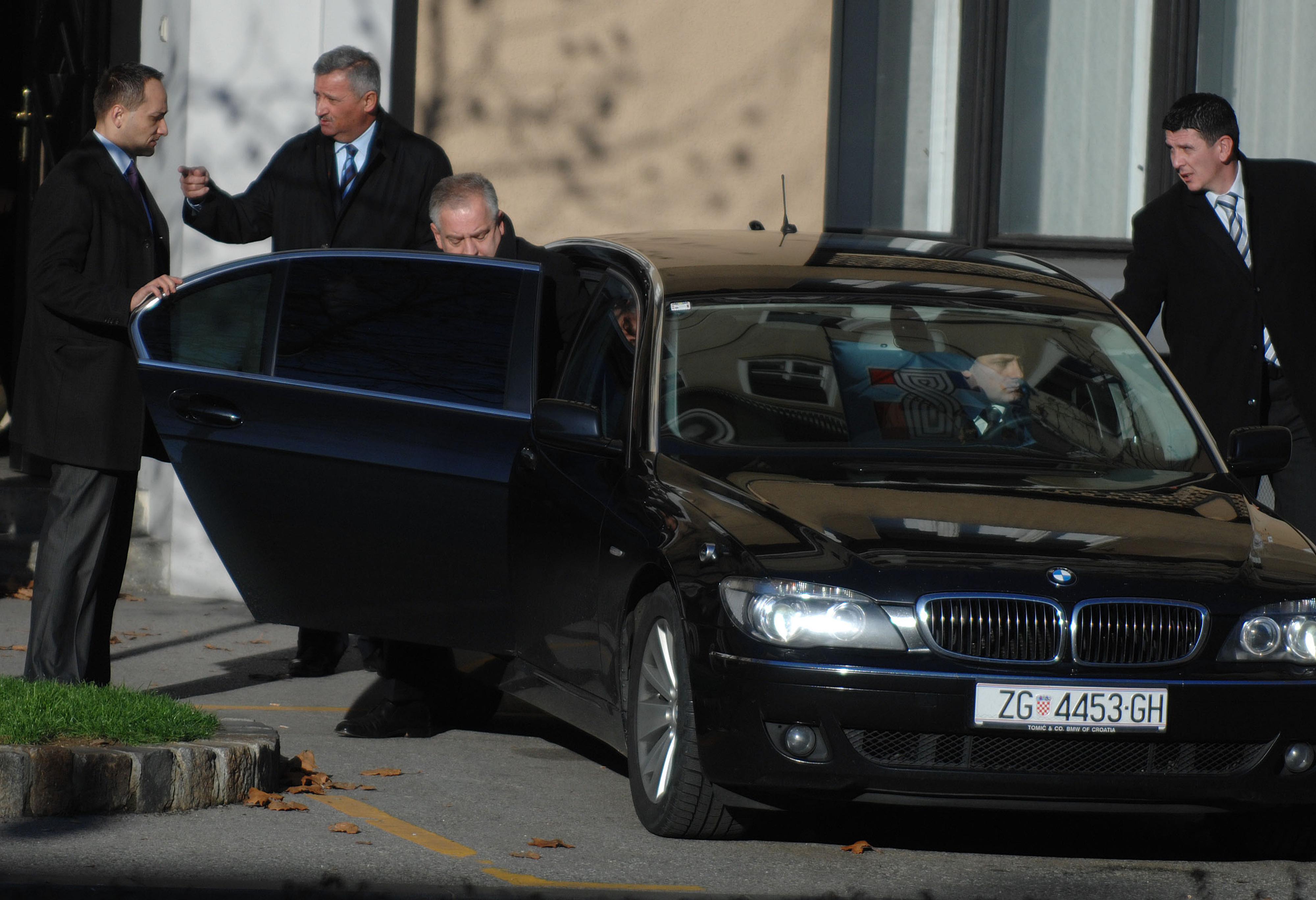 Zagreb: Nakon presice Ivo Sanader uputio se prema slubenom automobilu