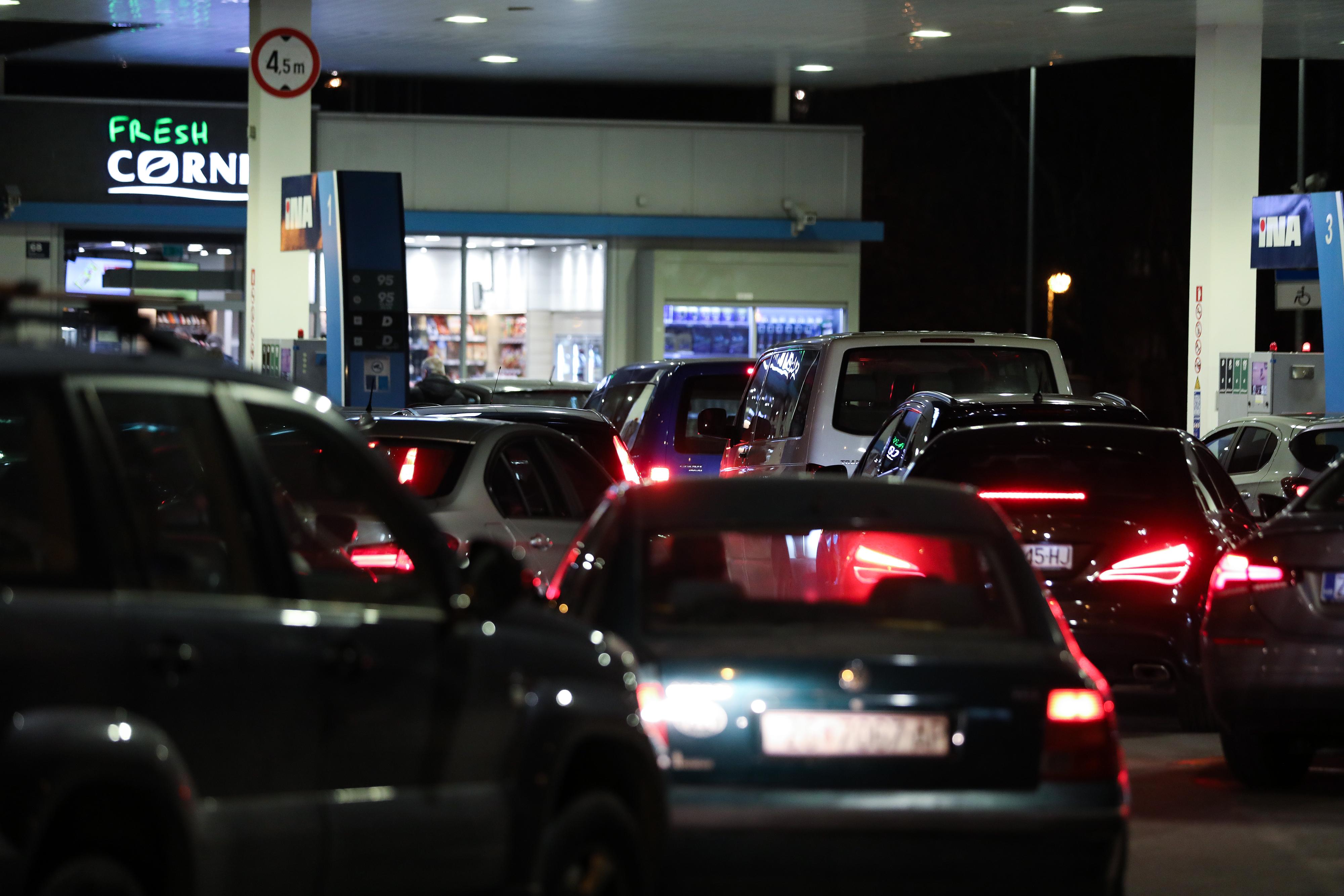 Gužve na benzinskim postajama zbog sutrašnjeg rasta cijena goriva