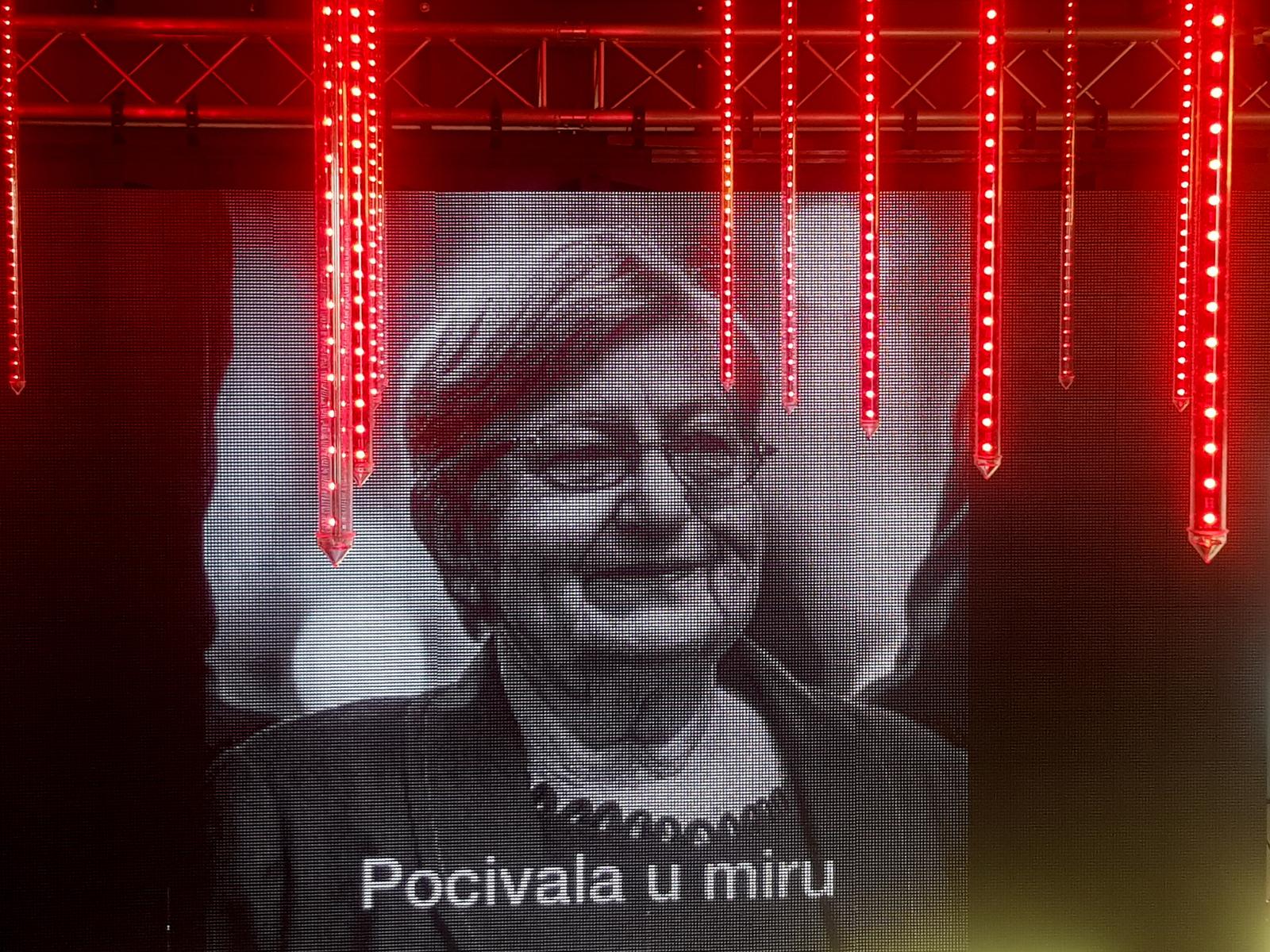 Ispraćaj Vesne Bosanac započeo okupljanjem ispred Nacionalne memorijalne bolnice Vukovar