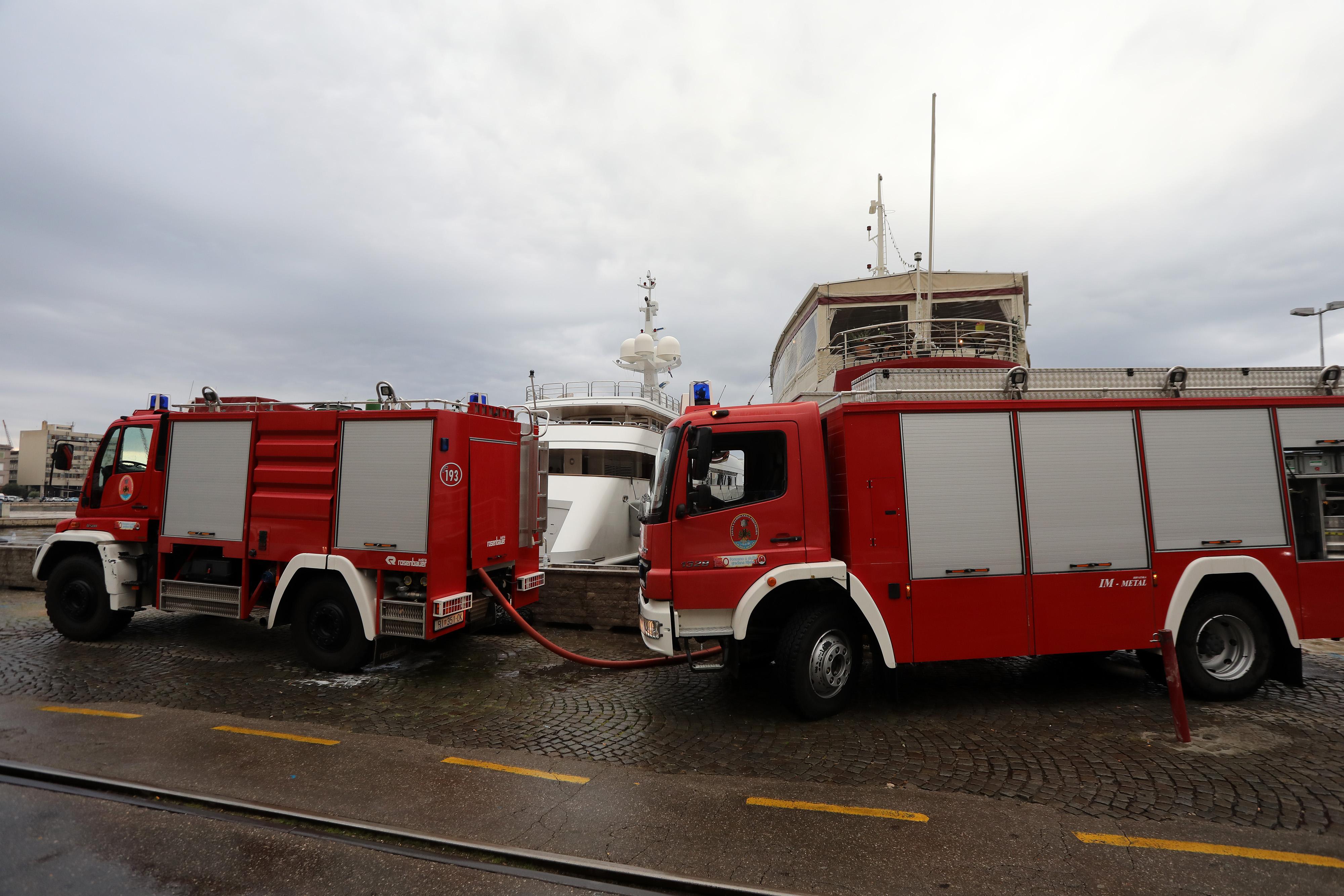 Vatrogasci intervenirali u jutarnjim satima na megajahti u riječkoj luci