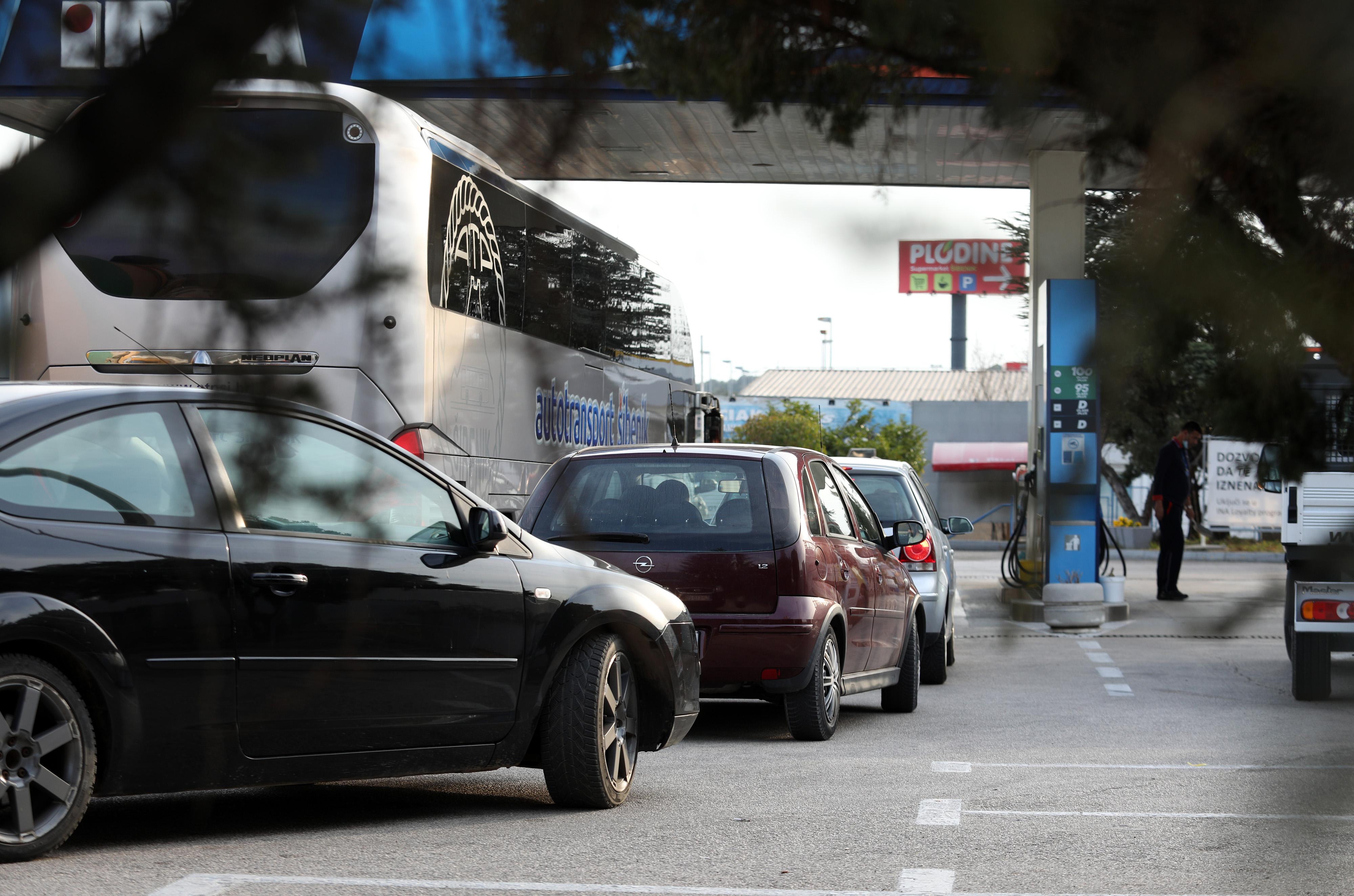 Šibenik: Zbog najavljenog poskupljenja goriva na crpkama se ponovno stvaraju velike gužve
