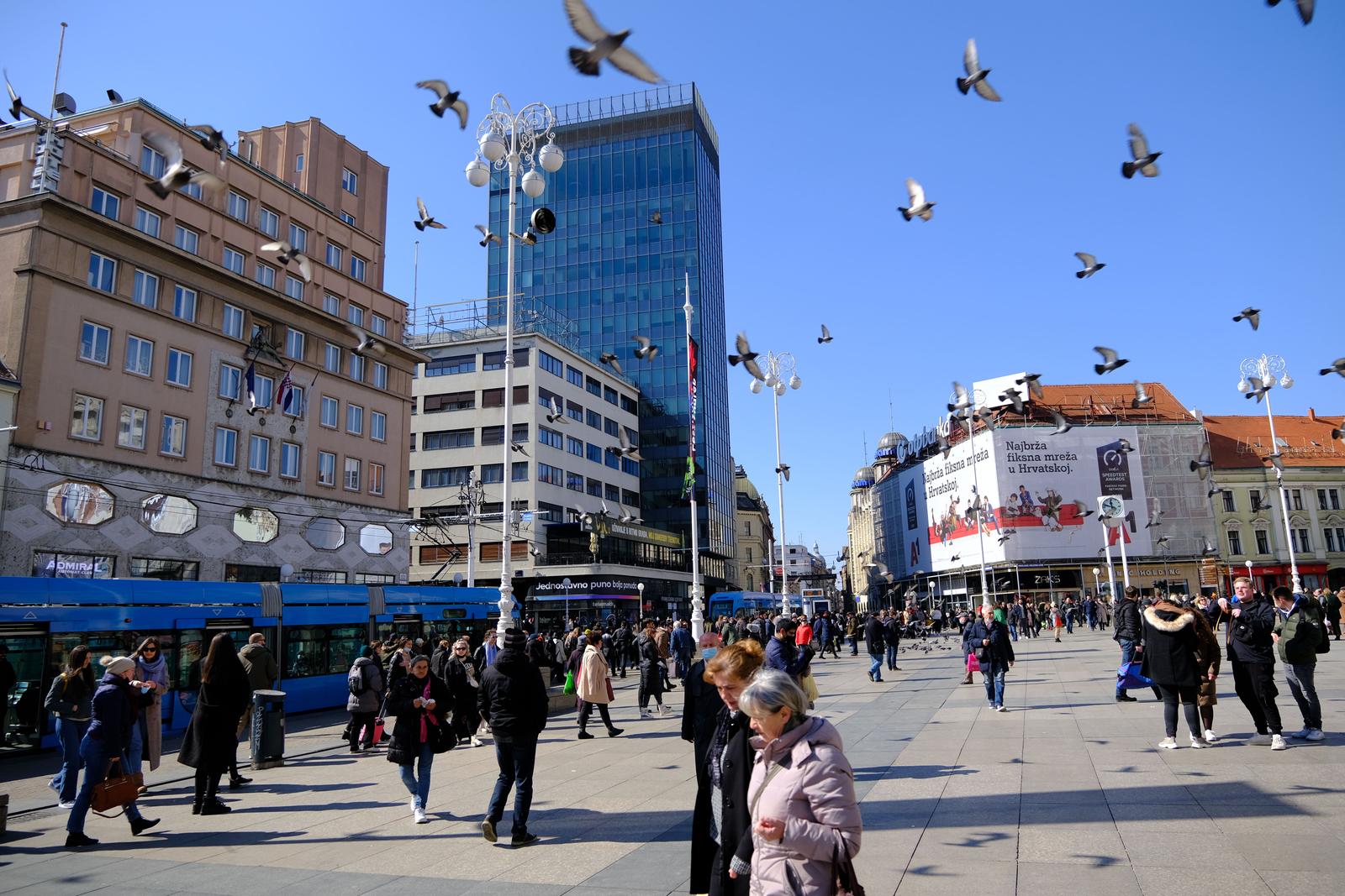 Zagreb: Sunčano vrijeme privuklo građane u centar