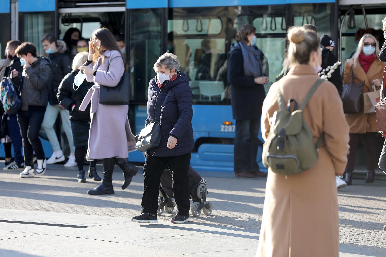 Iako je pandemija u padu građani i dalje nose zaštitne maske