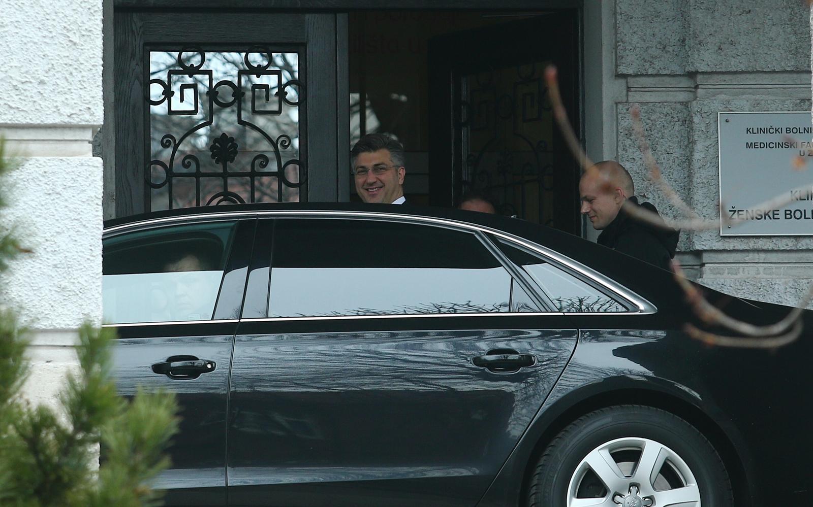 Zagreb: Premijer Plenkovi? sretan i nasmijan izlazi iz rodilita u Petrovoj