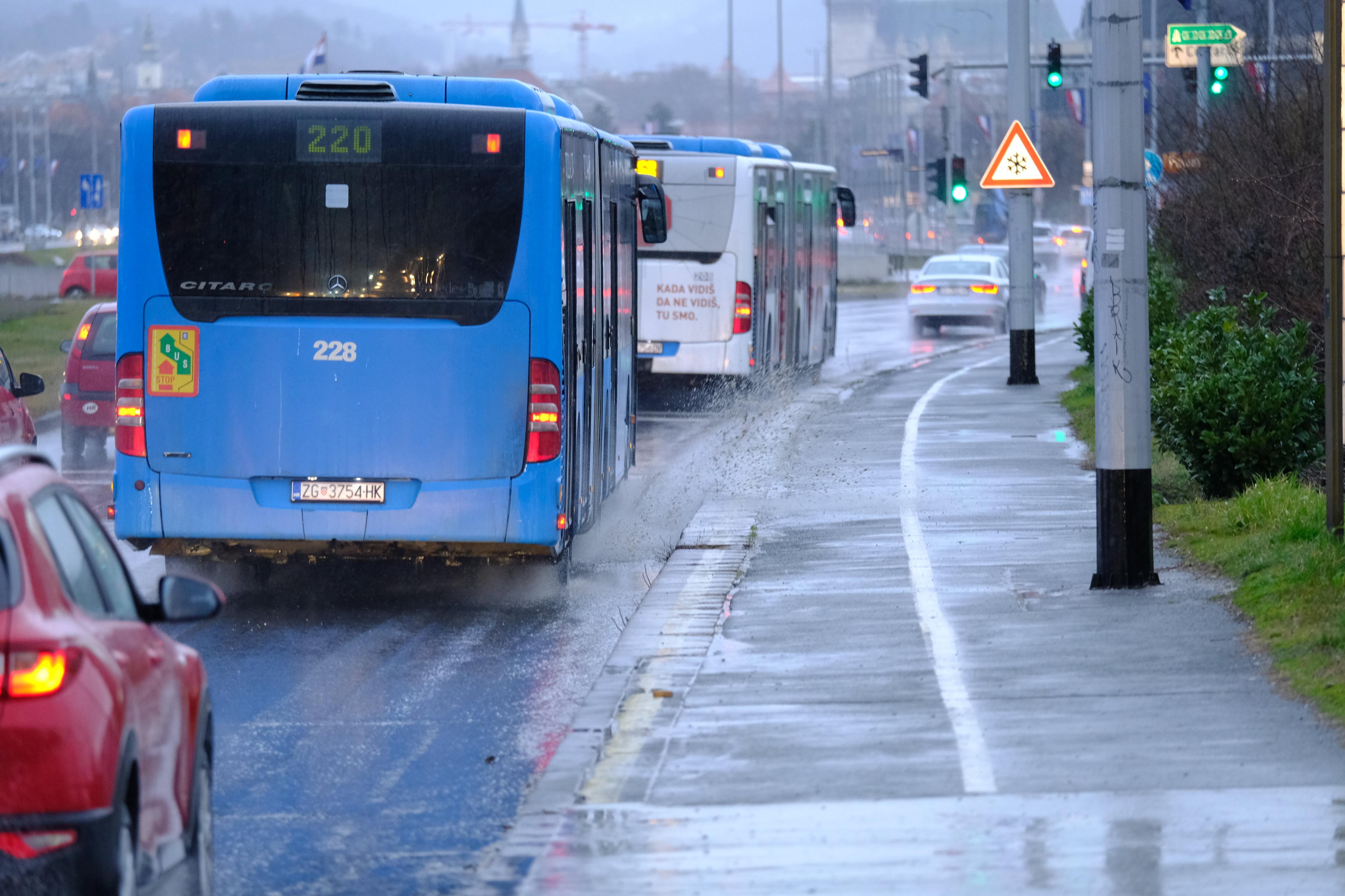 Zagreb: Kiša i vjetar zavladali gradskim ulicama