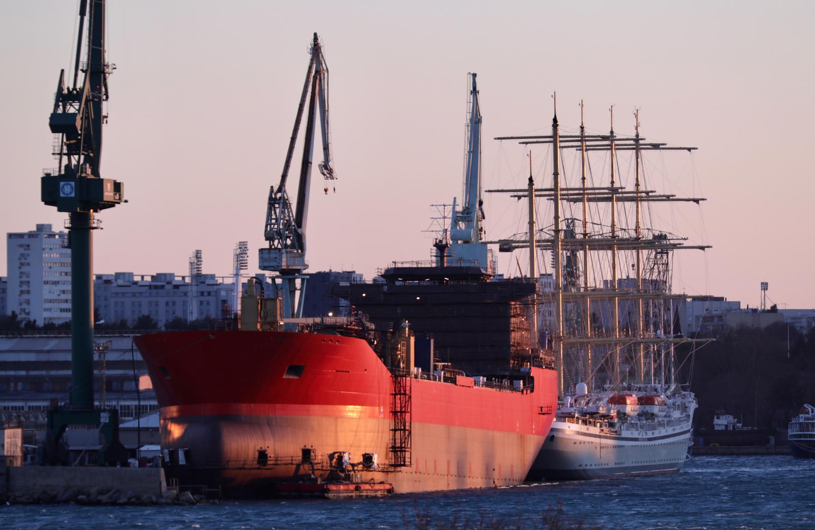 Brodosplit pred zalazak sunca