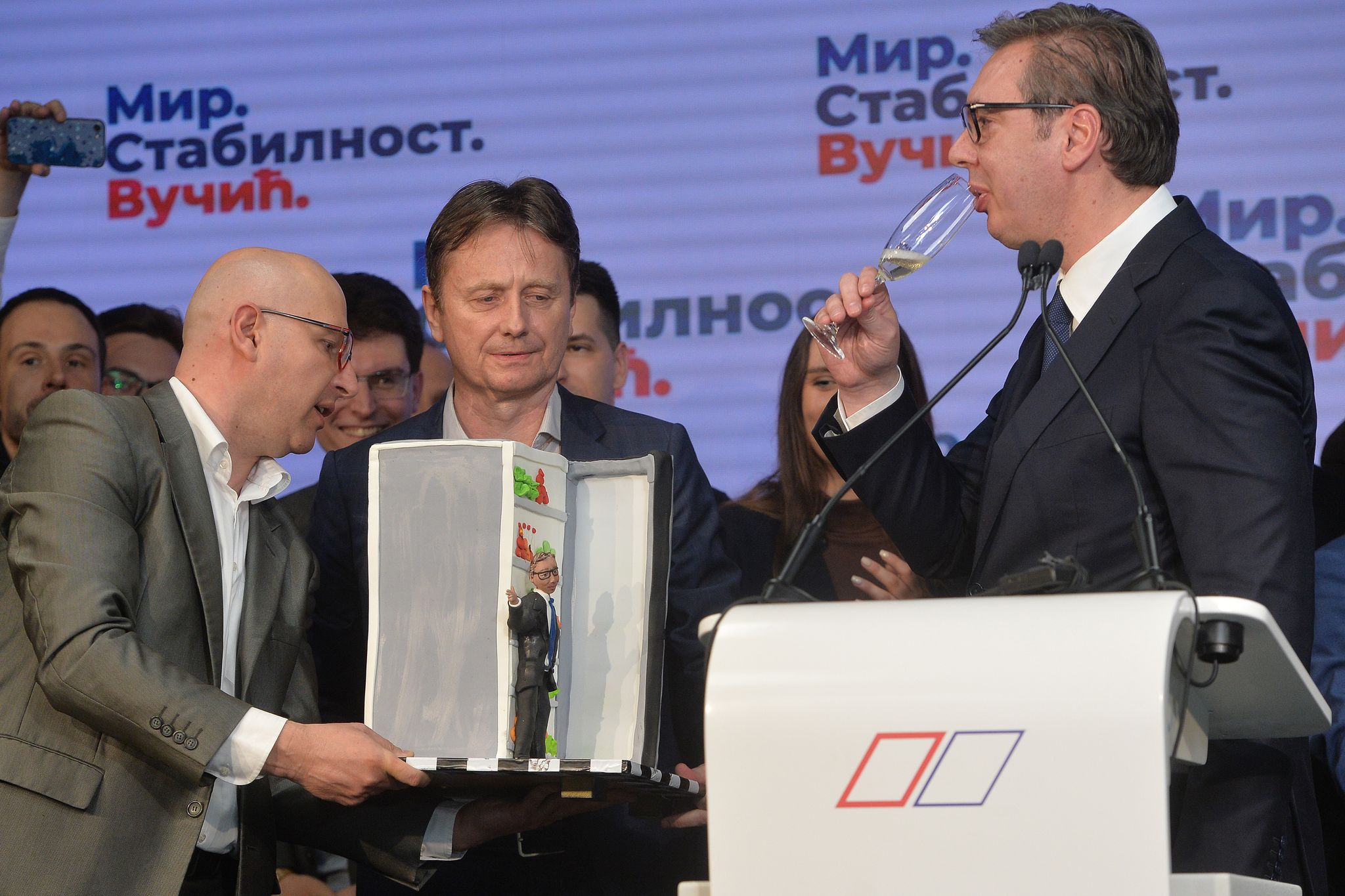 vučić frižider torta