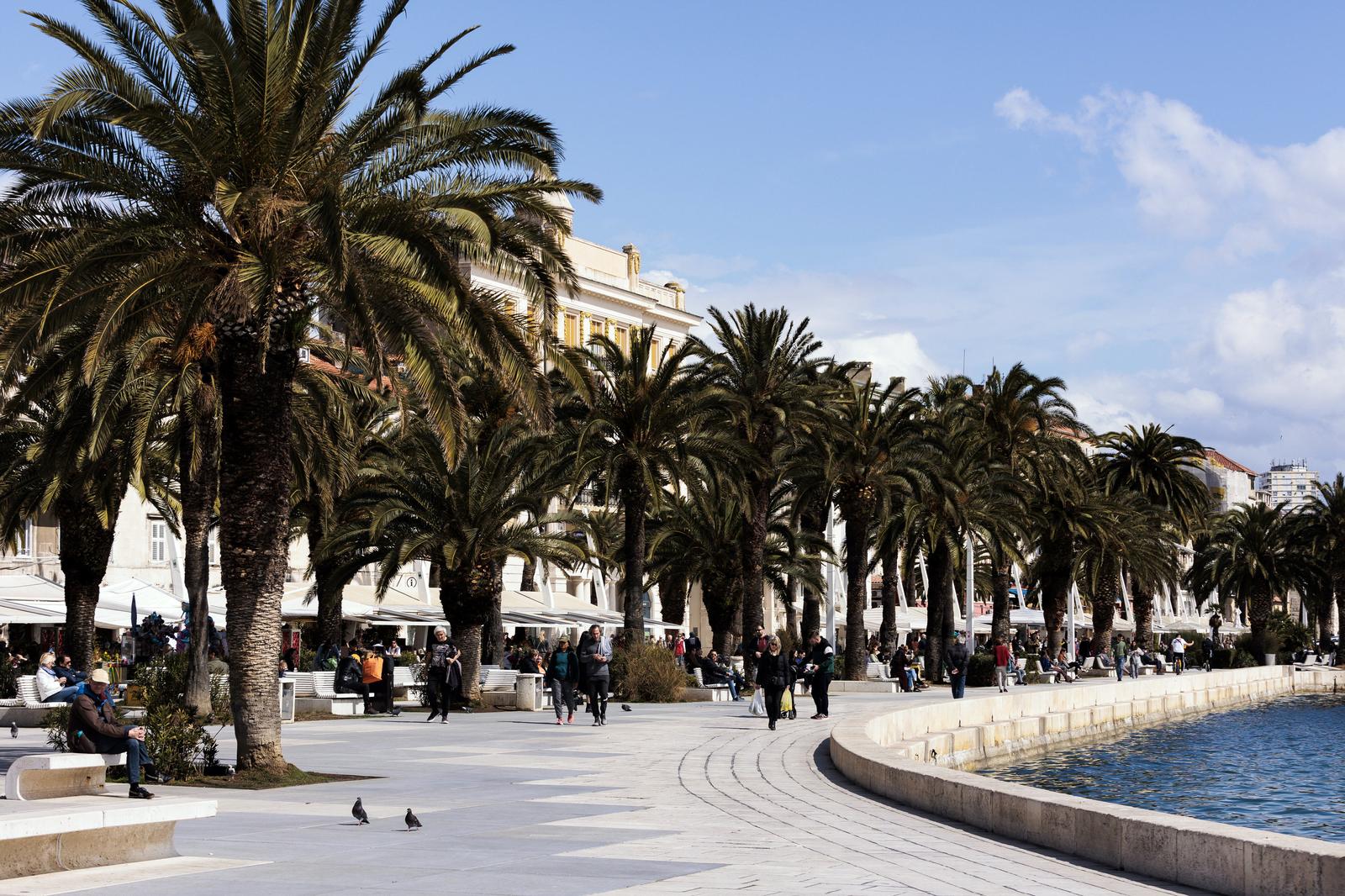 Split: Unatoč jutarnoj kiši, sunčano podne građani su proveli na splitskoj Rivi