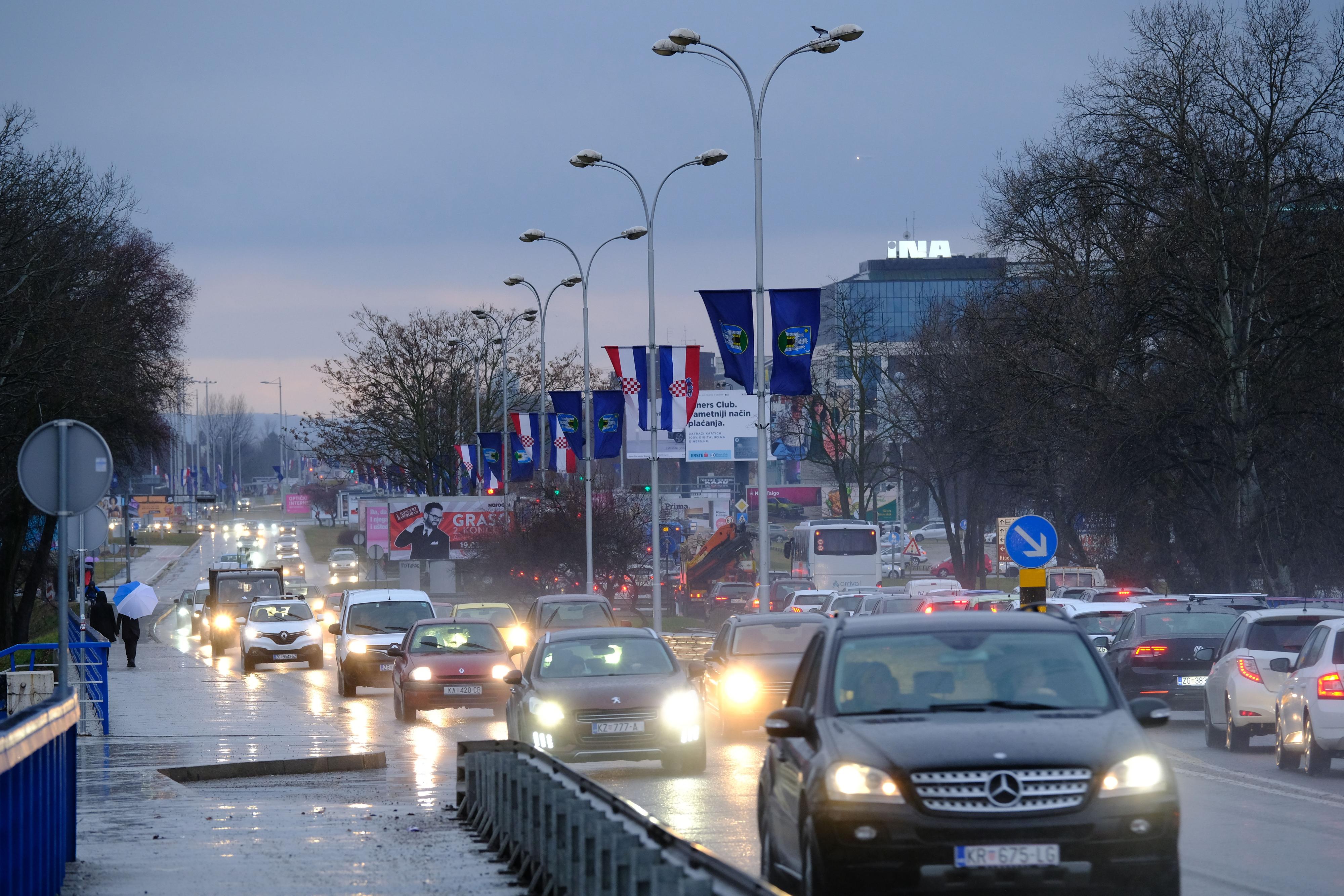 Zagreb: Kiša i vjetar zavladali gradskim ulicama