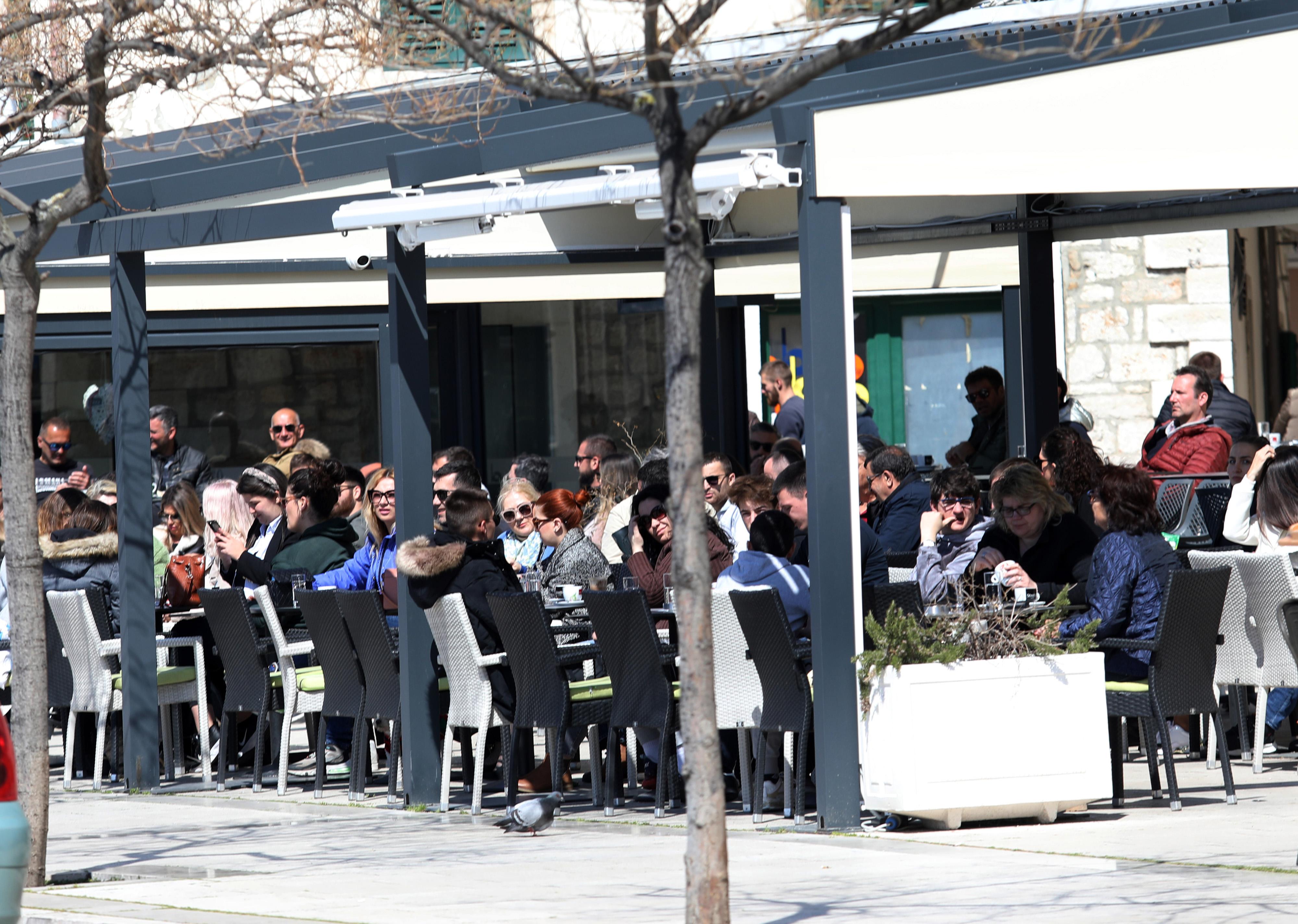 Šibenik: Sunčano vrijeme napunilo kafiće uz rivu