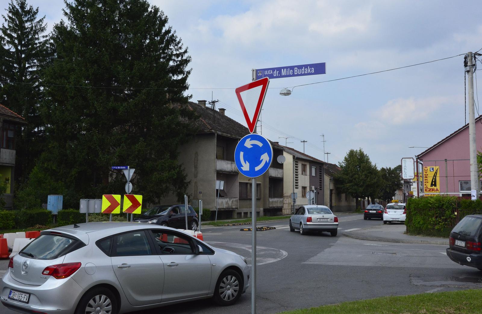 Slavonski Brod:  Plo?a s natpisom ulice dr. Mile Budaka  zaarana crvenom bojom