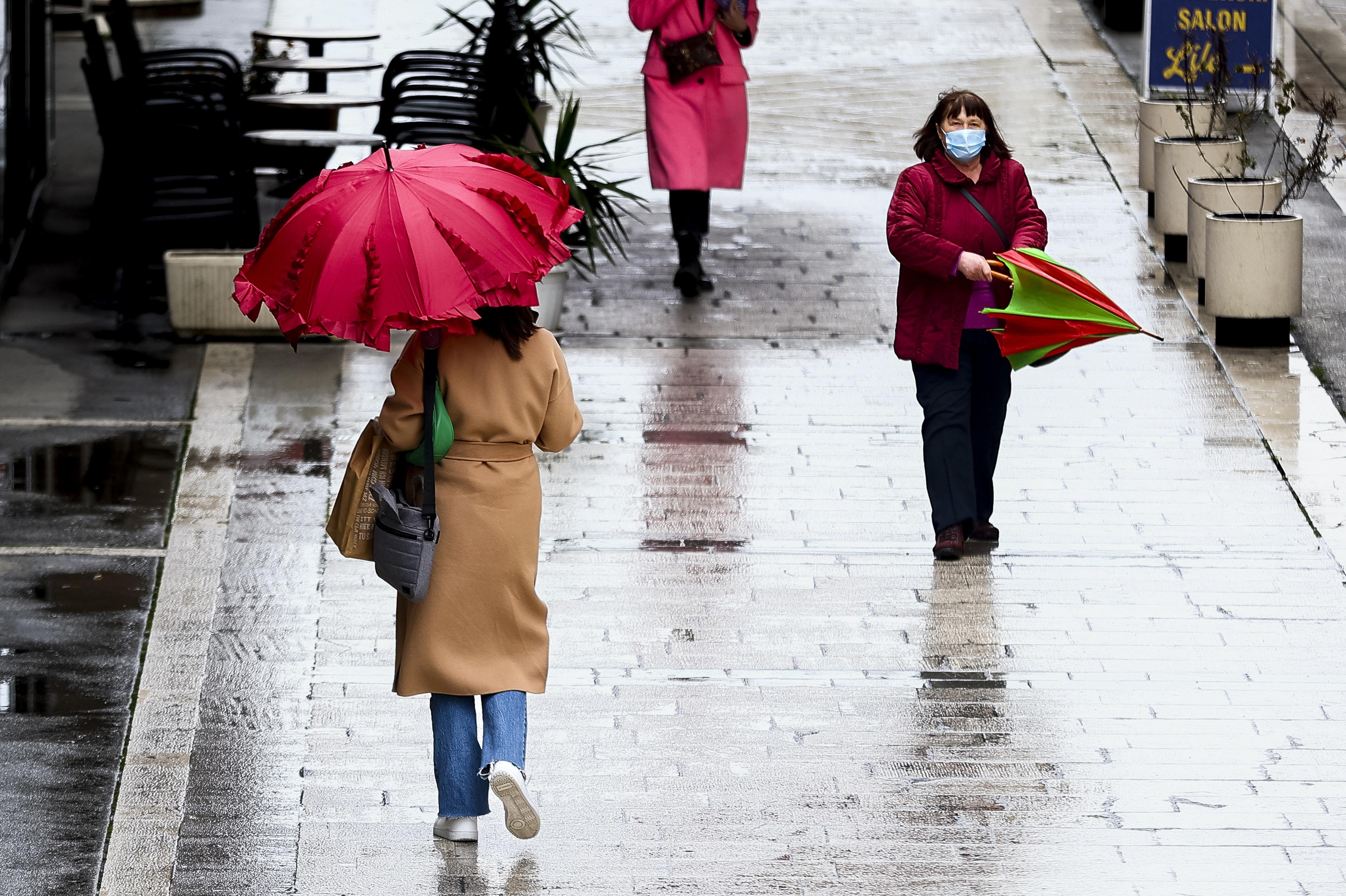 Split: Većina Splićana danas se sakrila od kiše pod kišobrane i kapuljače