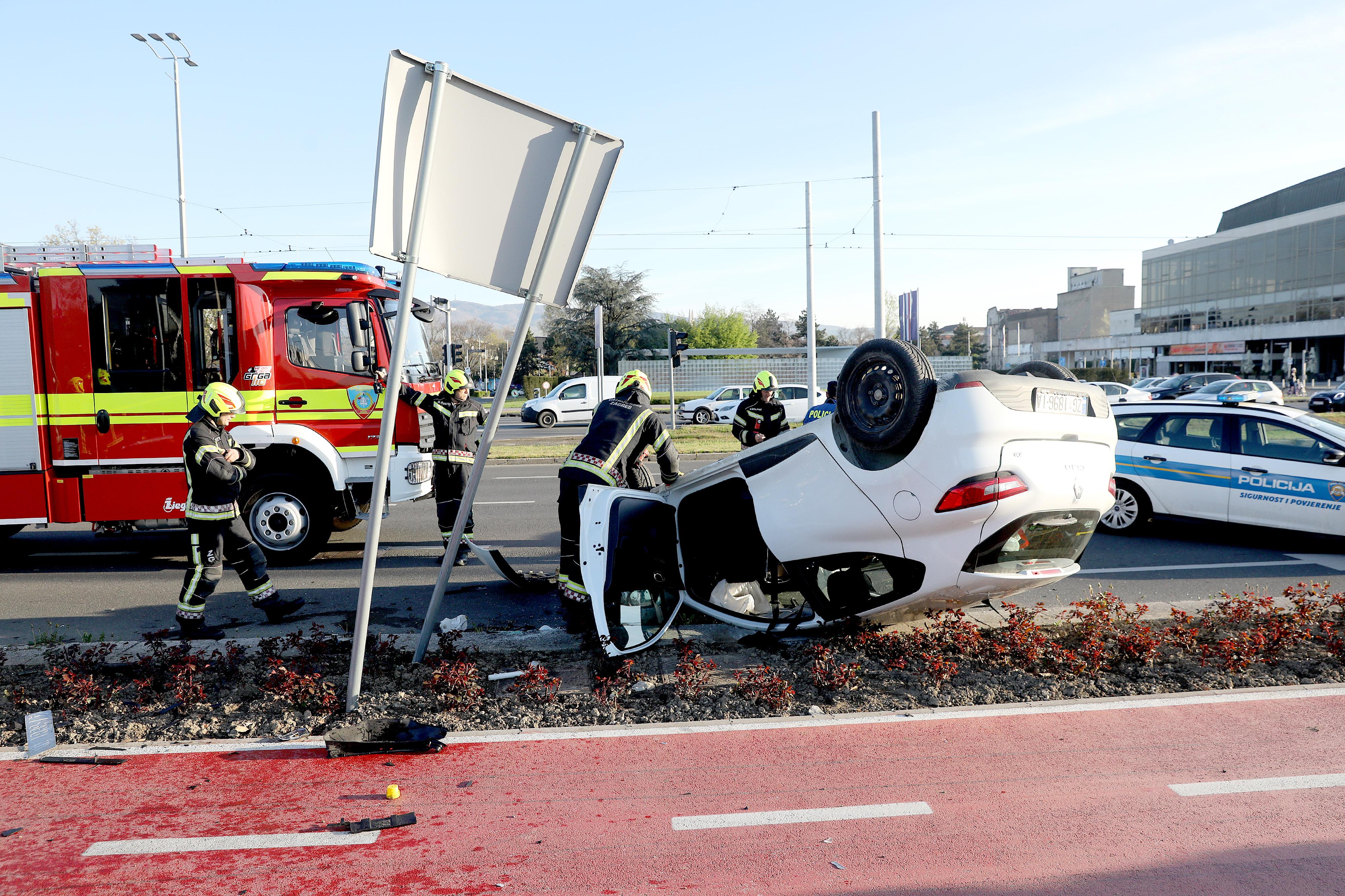 Zagreb: Jedan automobil završio na krovu u prometnoj nesreći u Vukovarskoj