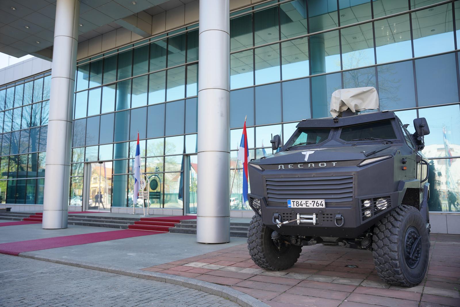 Banja Luka: Zbog pojačanje sigurnosti ispred Vlade Republike Srpske parkirano je oklopno vozilo