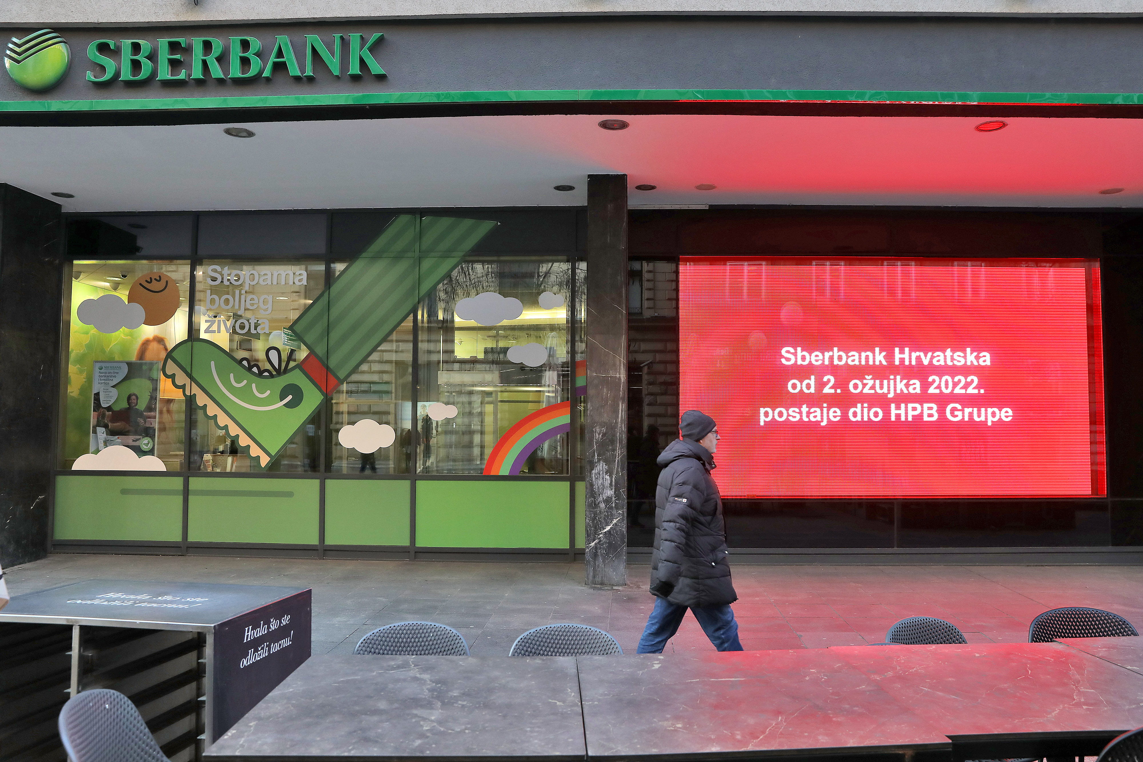 Zagreb: Prvi dan nakon što je HPB preuzela Sberbank prestale su gužve i Nova hrvatska banka posluje normalno