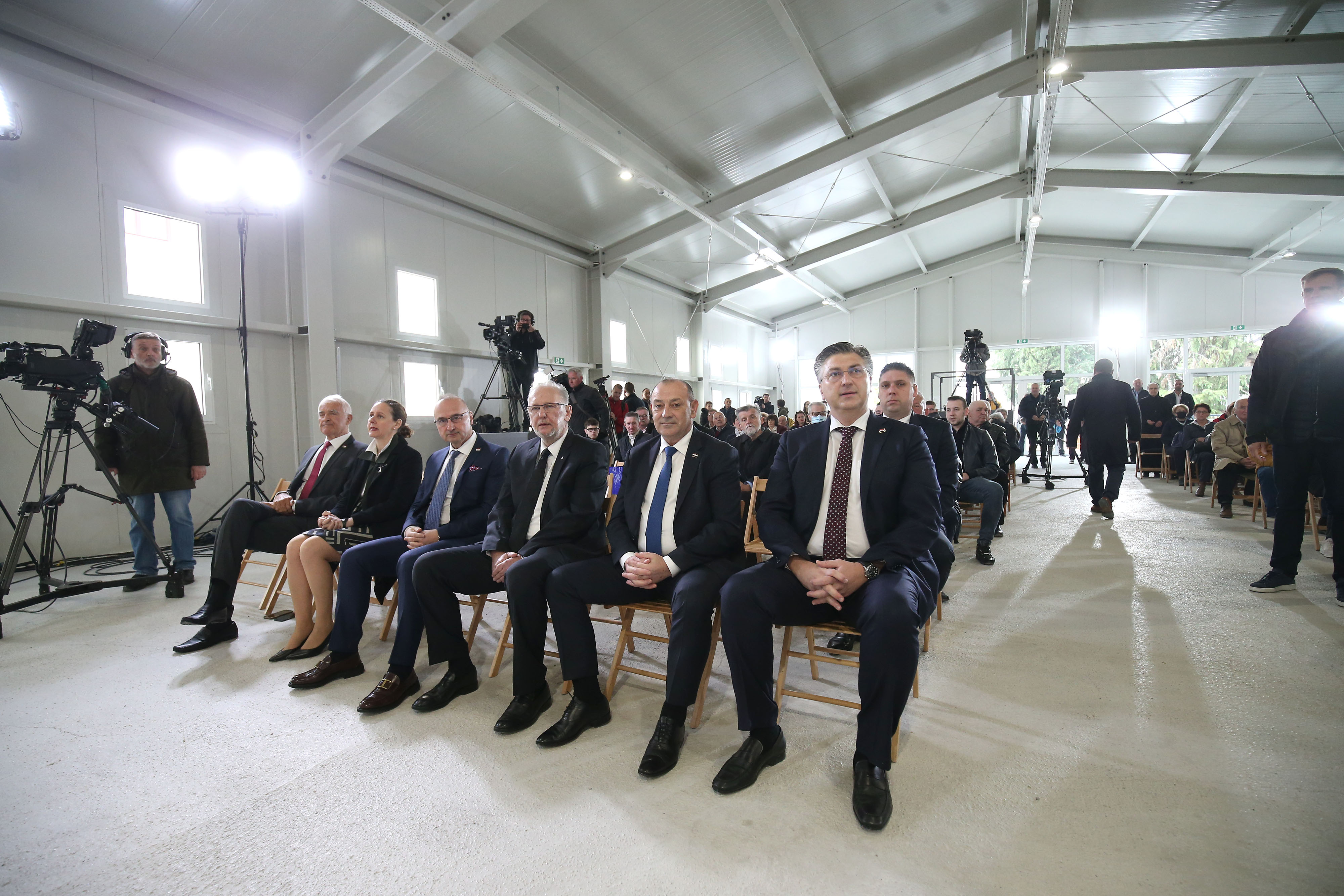 Zagreb: Zagrebački nadbiskup kardinal Josip Bozanić predvodi euharistijsko slavlje na vazam nedjelje Uskrsnuća gospodnjeg