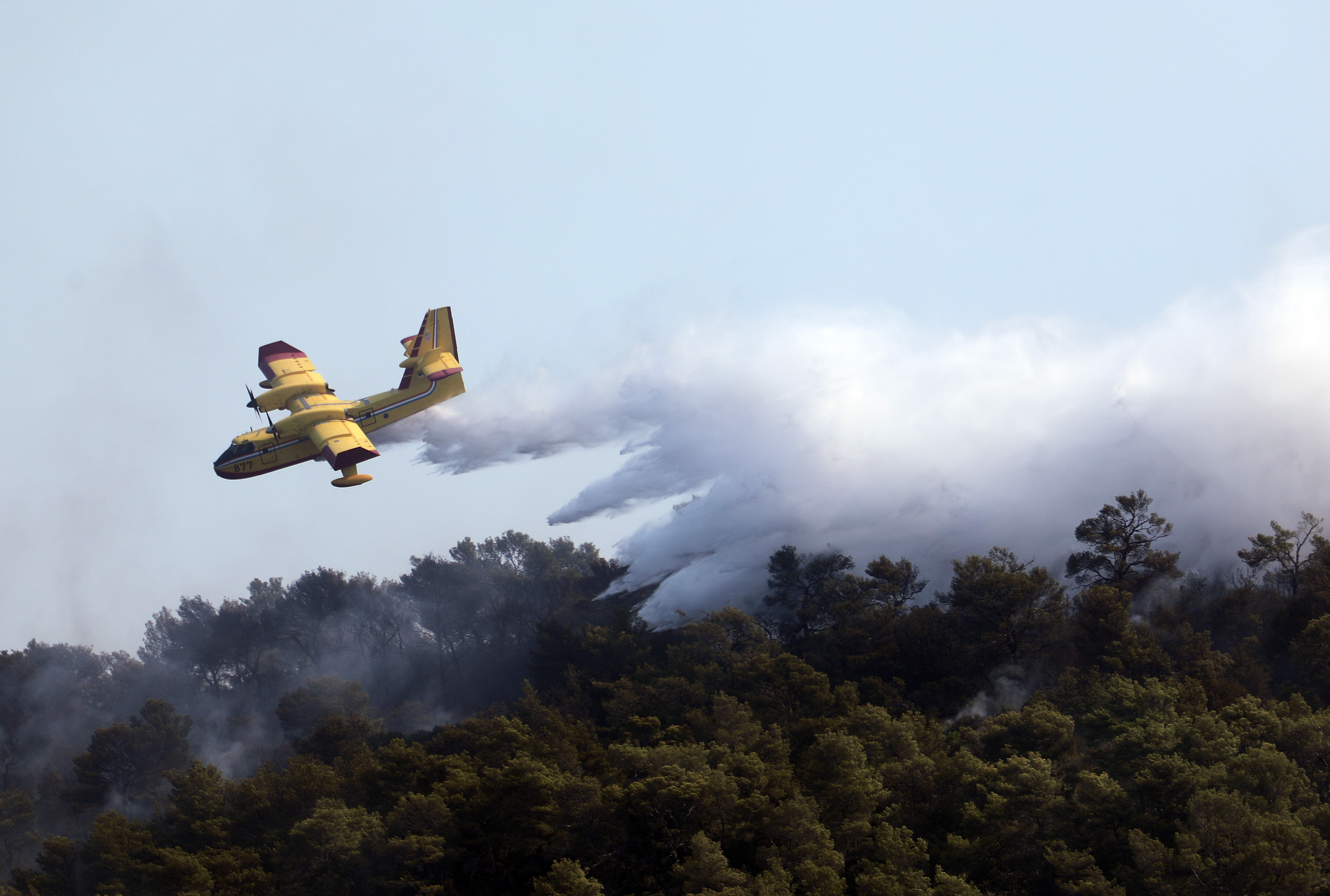U gašenju požara na Hvaru vatrogascima u pomoć pristigli i kanaderi