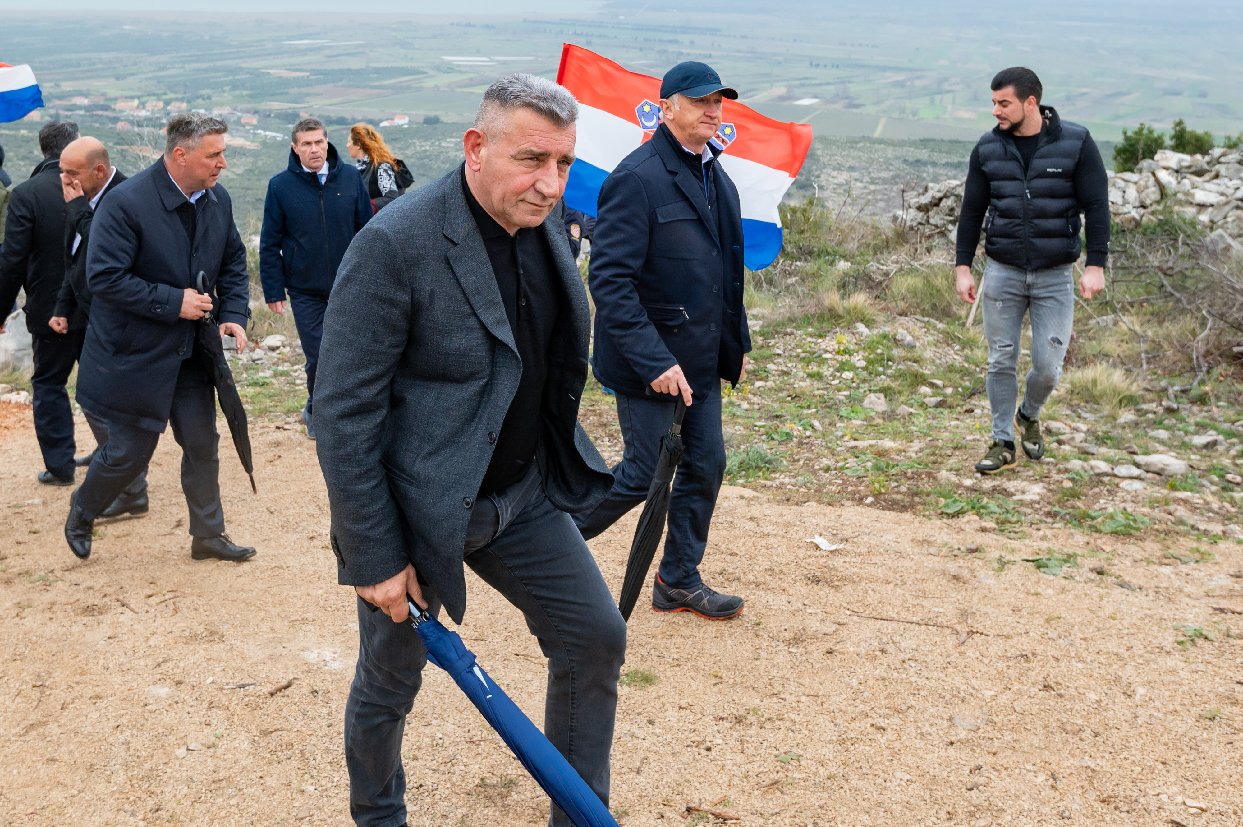 Predsjednik Milanović otkrio spomen ploču poginulim branitelji na brdu Debeljak