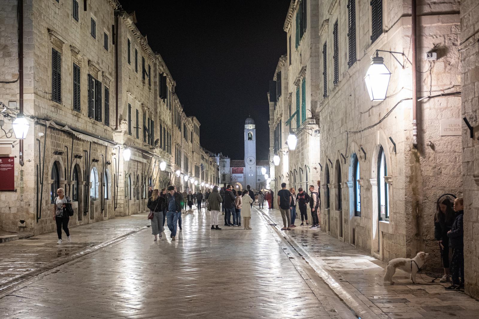 Dubrovnik: Građani na Stradunu nakon što se osjetio jak potres