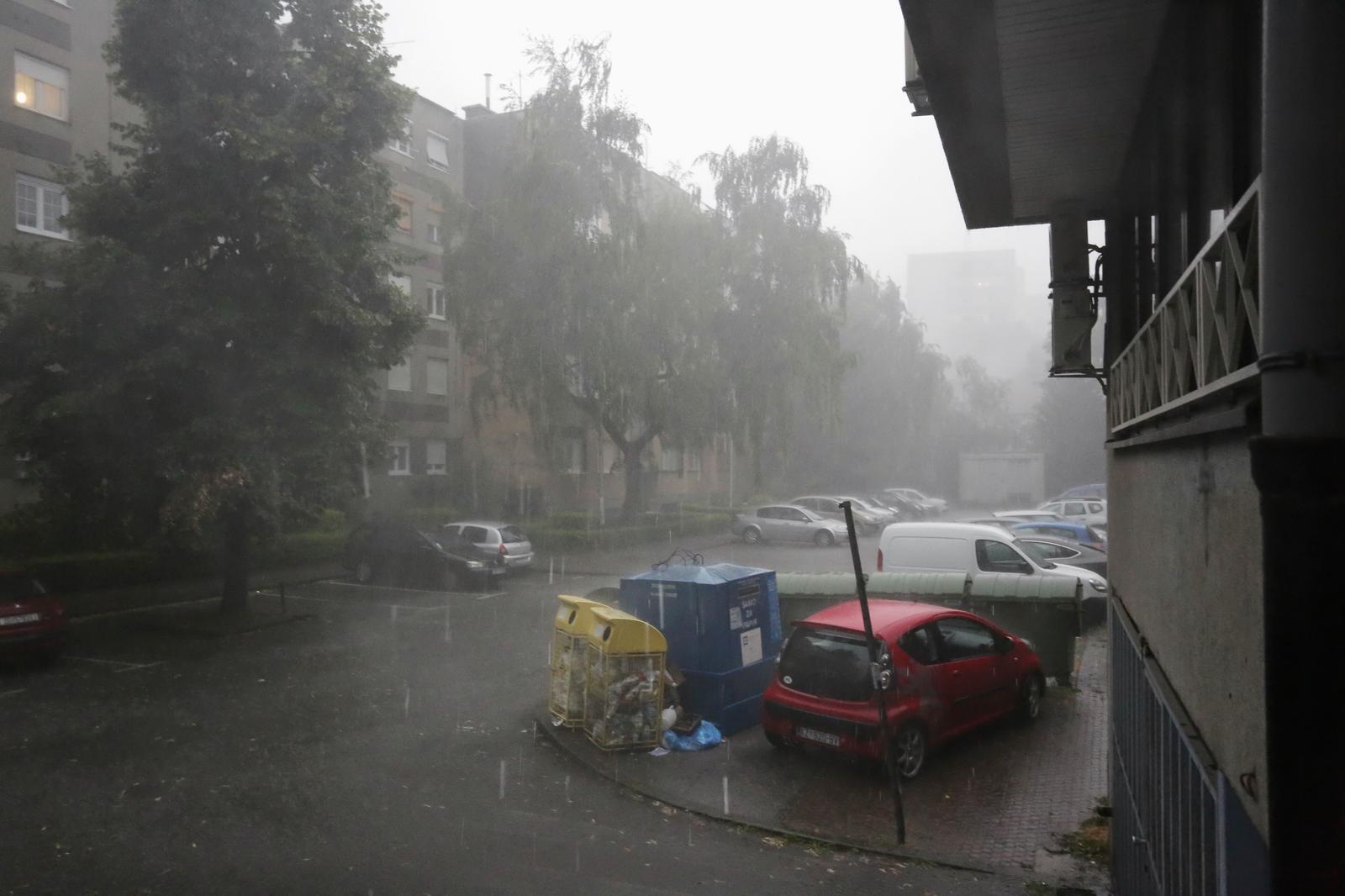 Zagreb: Jako nevrijeme u poslijepodnevnim satima zahvatilo grad
