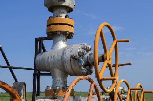 Oil well wellhead equipment. Hand valve with handwheel for opening and closing the flow line.