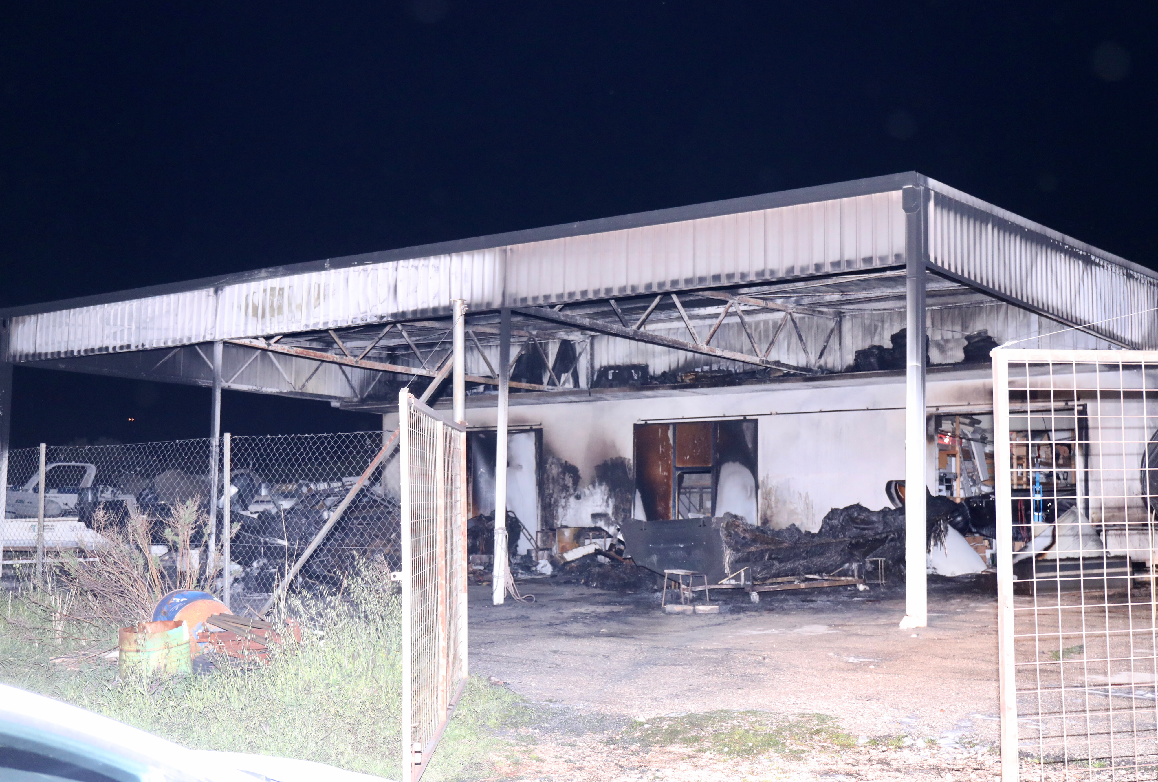 U Kaštel Štafiliću izgorio hangar za brodove, šteta velika