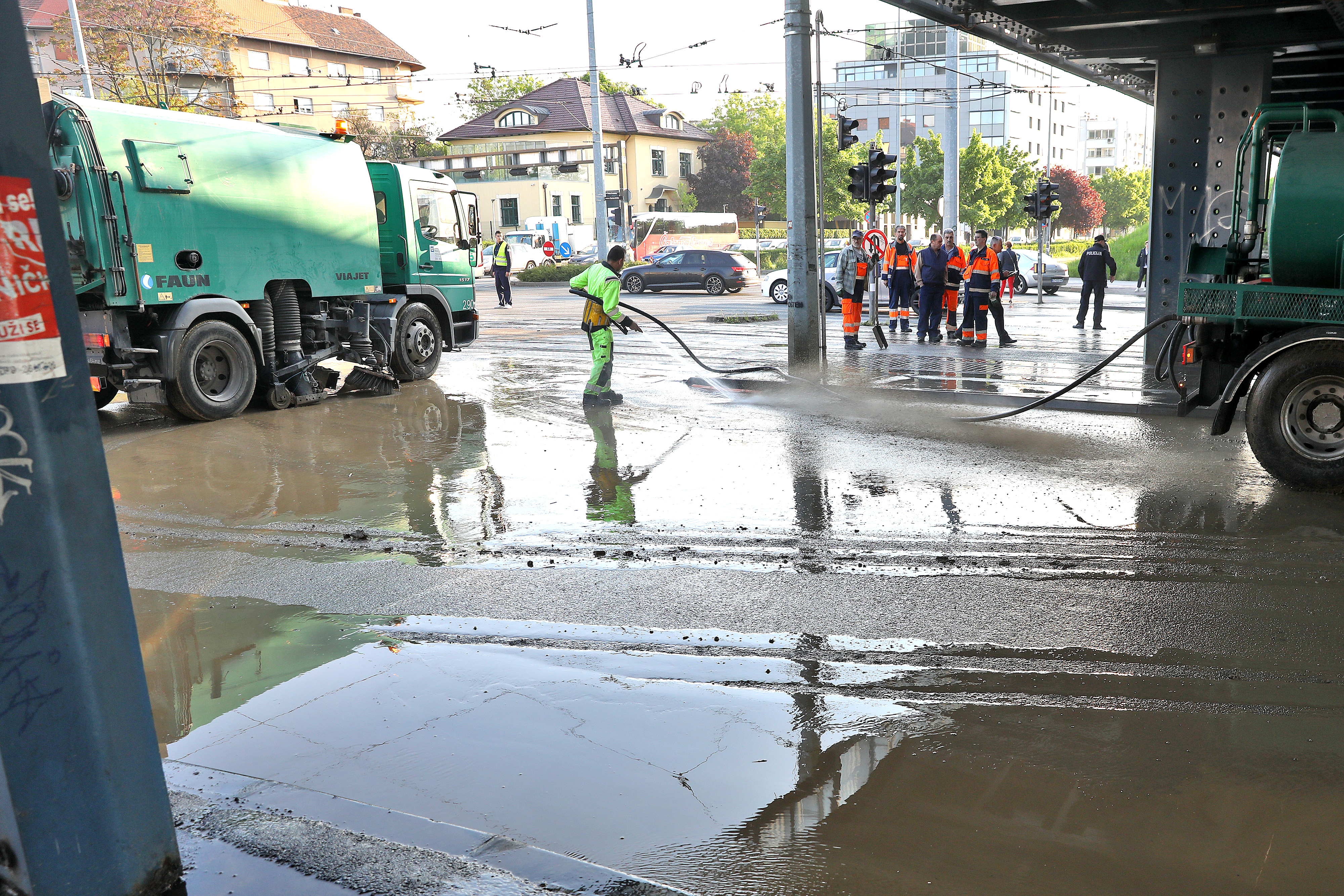Zagreb: Zbog puknuća vodovodne cijevi  zatvoreno je raskrižje Držićeva-Branimirova