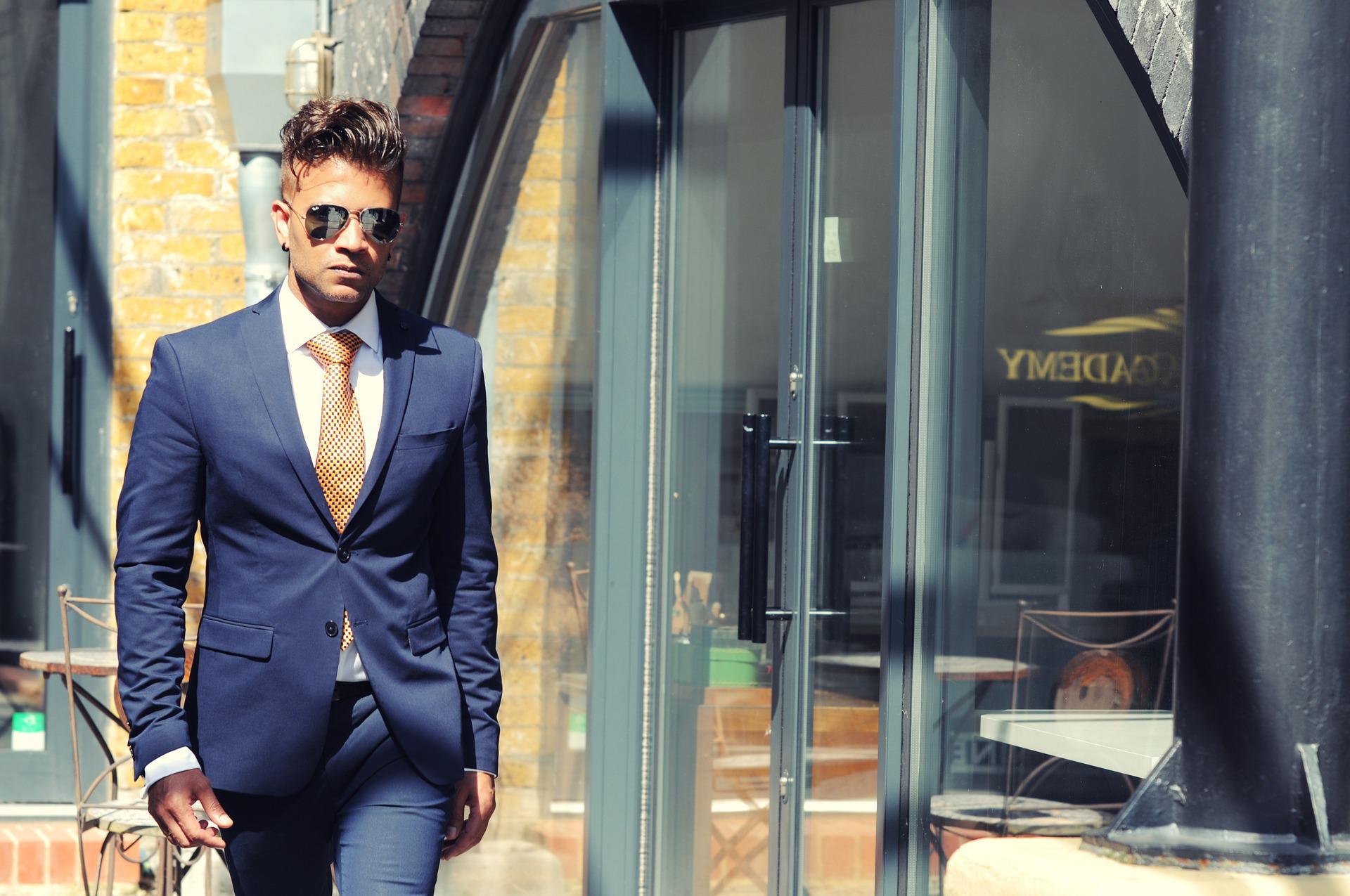 man, muškarac, odijelo, arogancija, samopouzdanje, hod, šetnja, posao, poslovan, poslovni, čovjek,