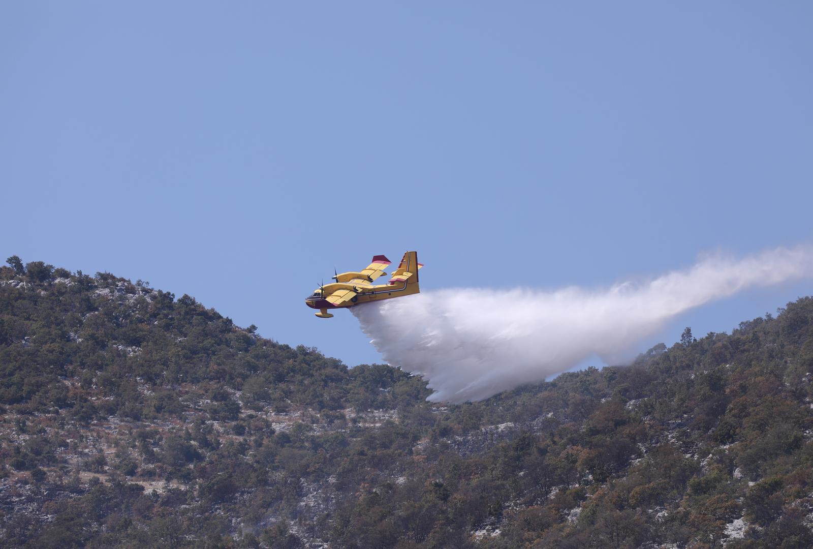 Šošići: Požar na Biokovu gase 92 vatrogasca uz pomoć zračnih snaga