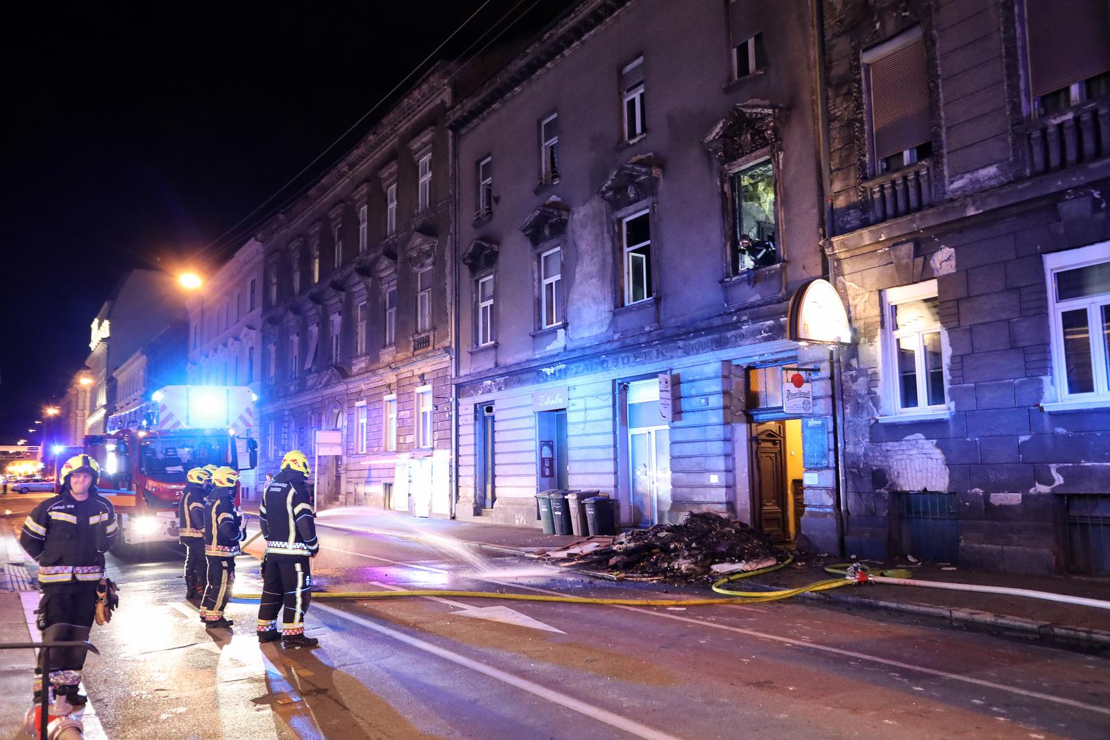 Sedmero ljudi spašeno je iz požara koji je zahvatio stan na drugom katu zgrade u Palmotićevoj ulici u centru Zagreba