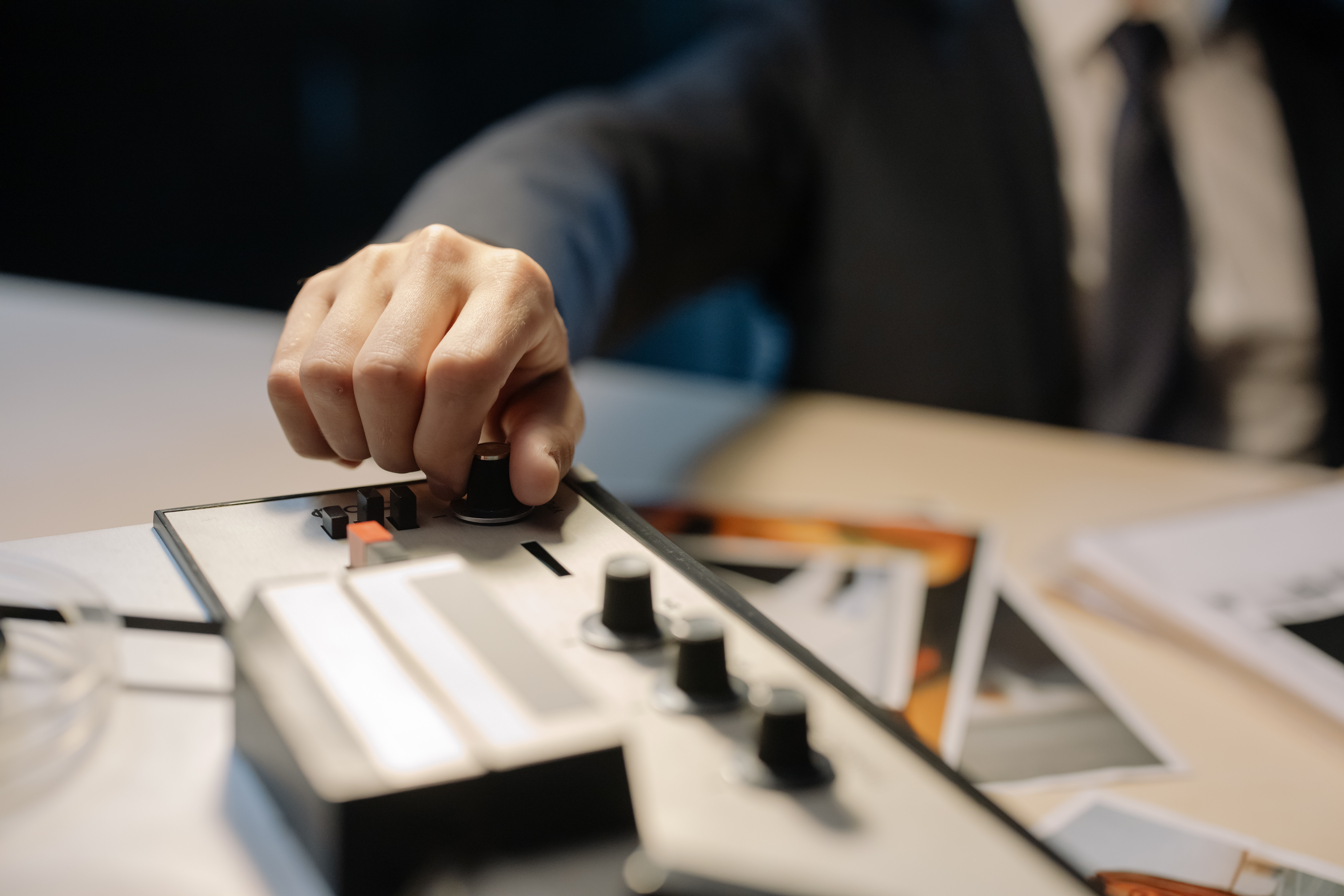 mikseta, glazna, prisluškivanje, detektiv, istraga, snimanje,