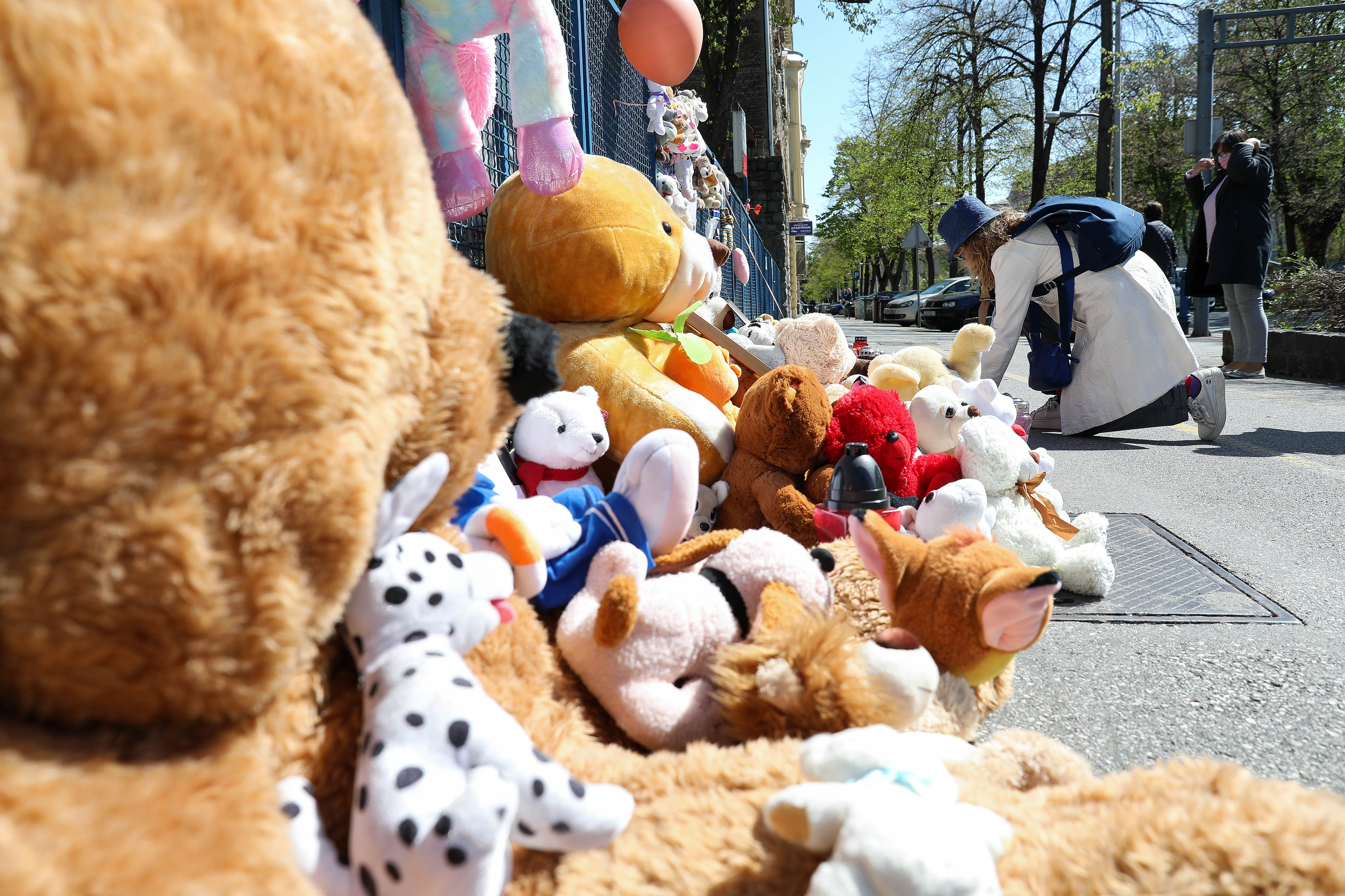 Zagreb: Dirljive poruke, svijeće i igračke na ogradi bolnice u Klaićevoj za preminulu djevojčicu