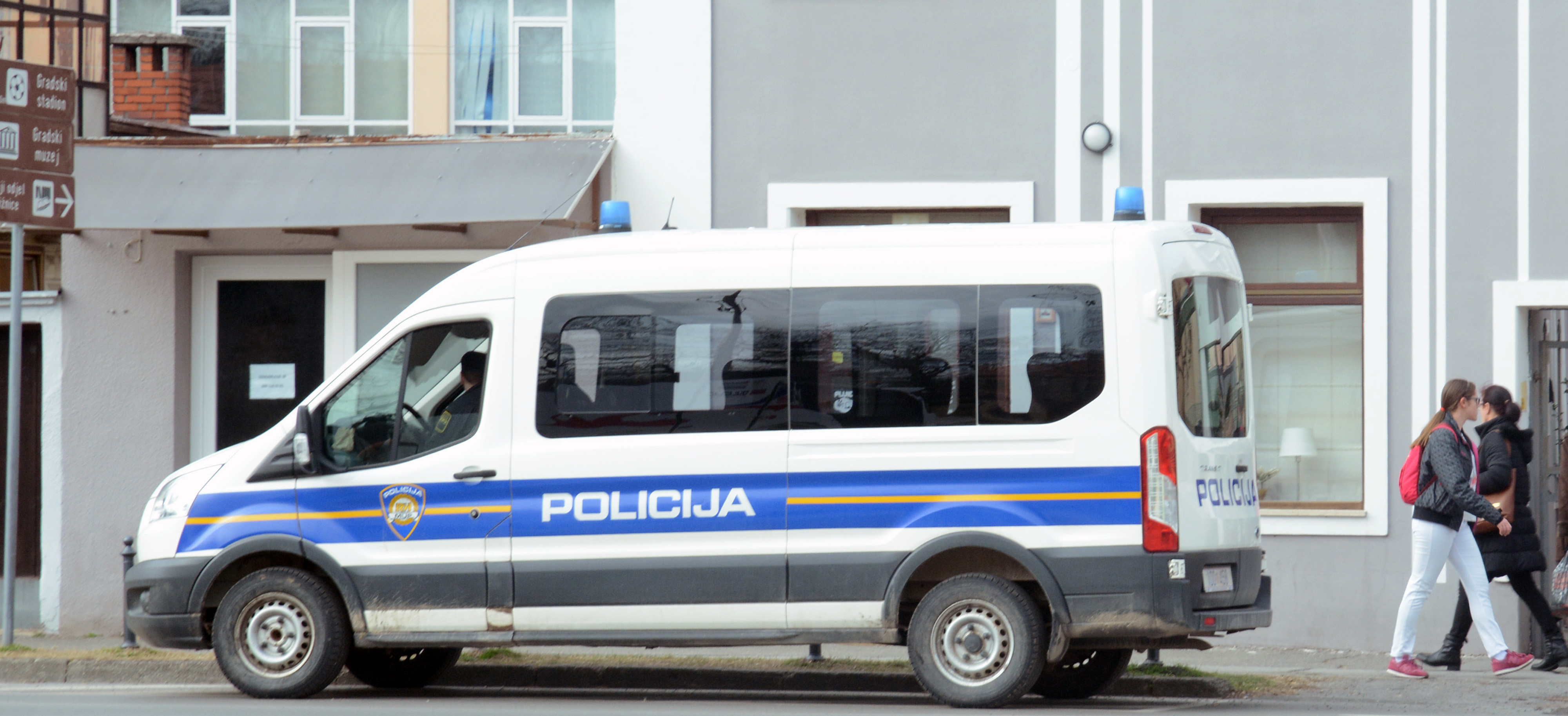 Policijska akcija u Sisku zbog uhićenja osoba povezanih s utajom poreza