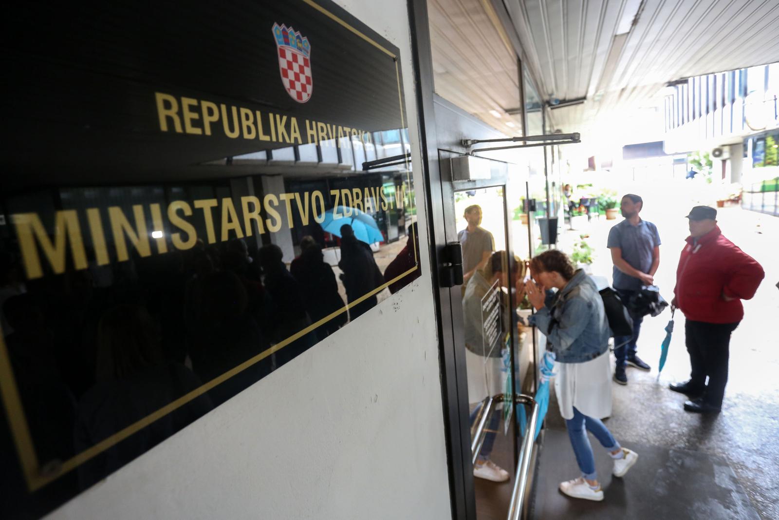 Zagreb: Liječnici se okupili ispred Ministarstva zdravstva