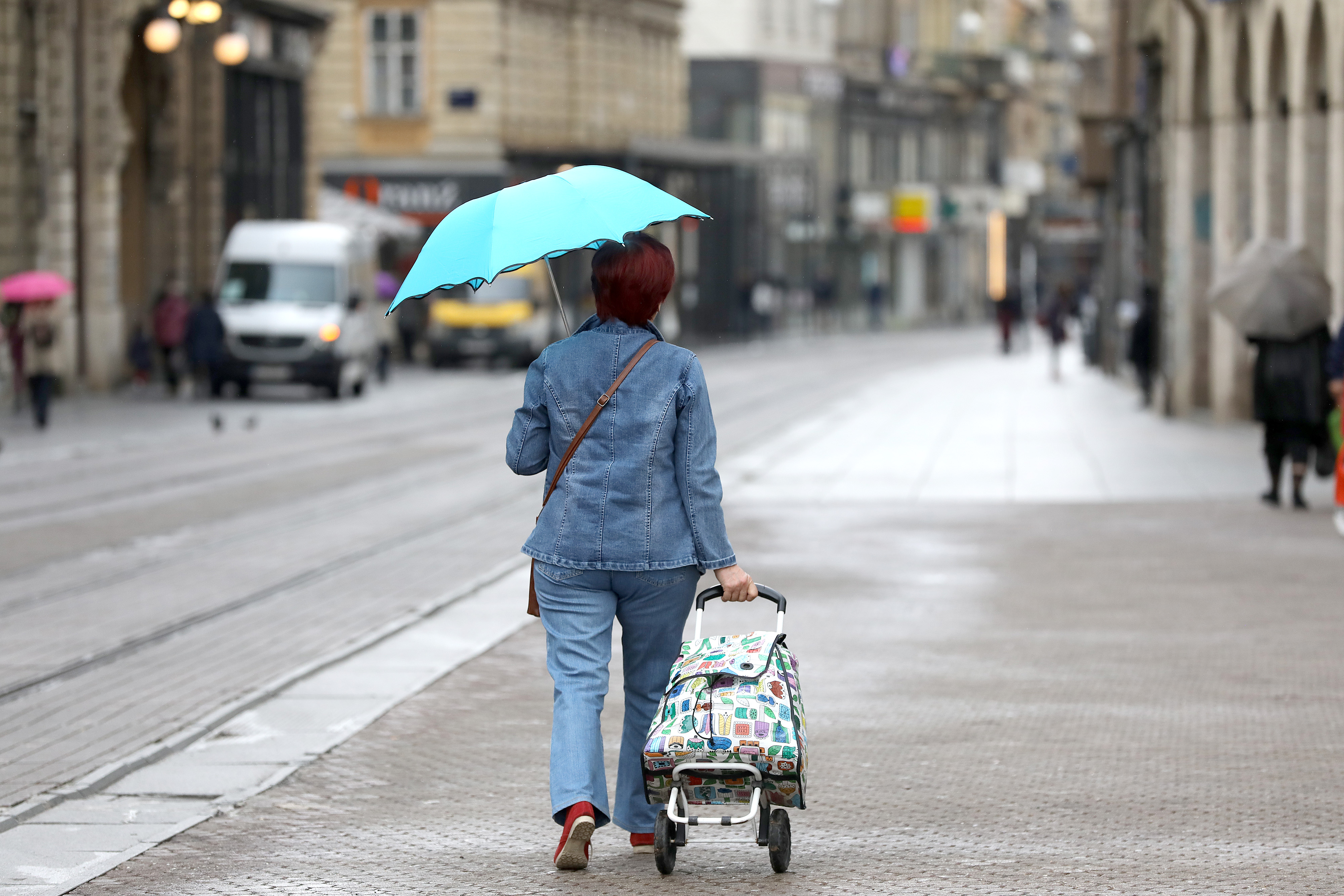 Zagreb: Građani pratili prognozu i spremni su na jutarnju kišu