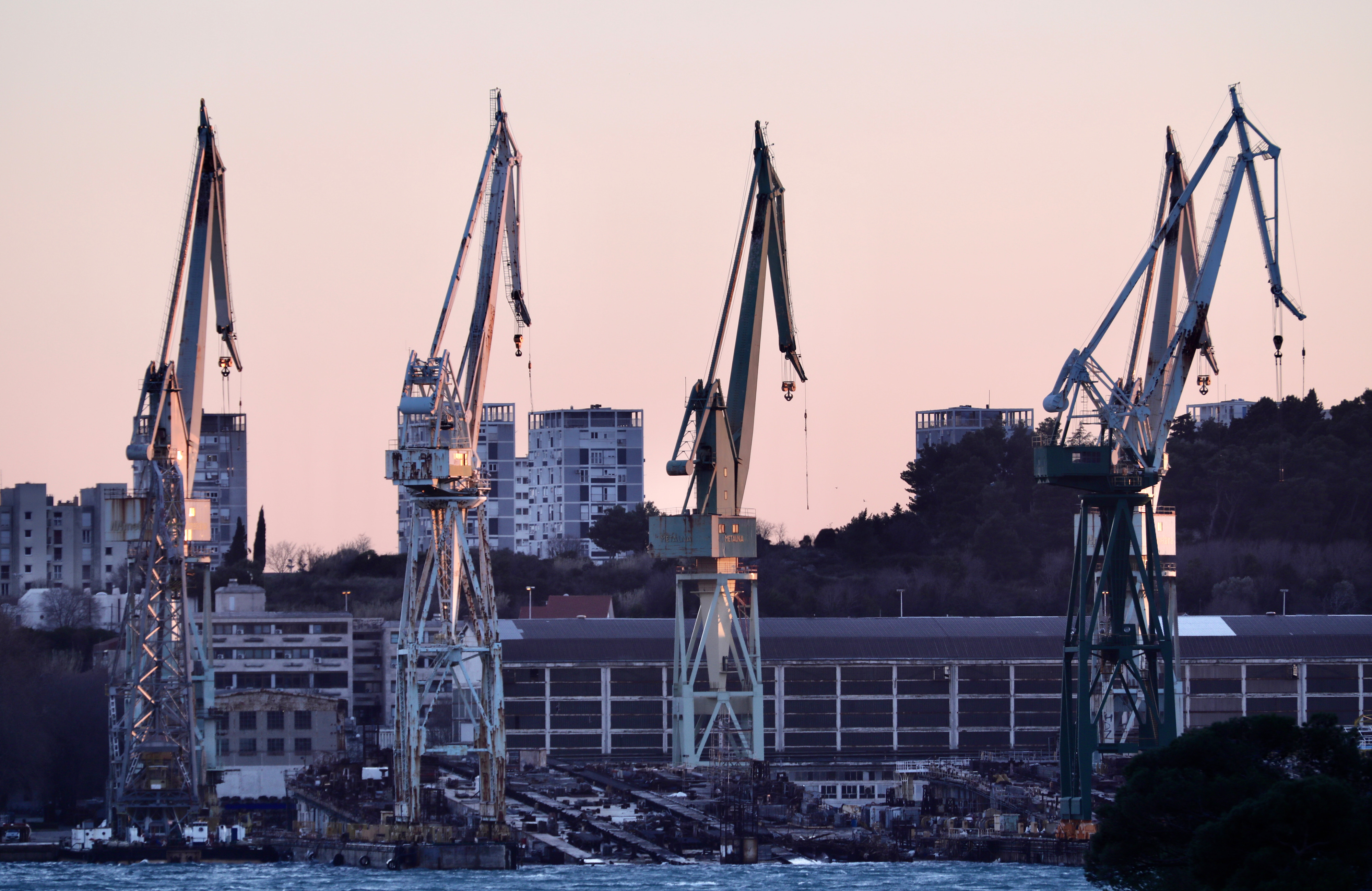 Brodosplit pred zalazak sunca