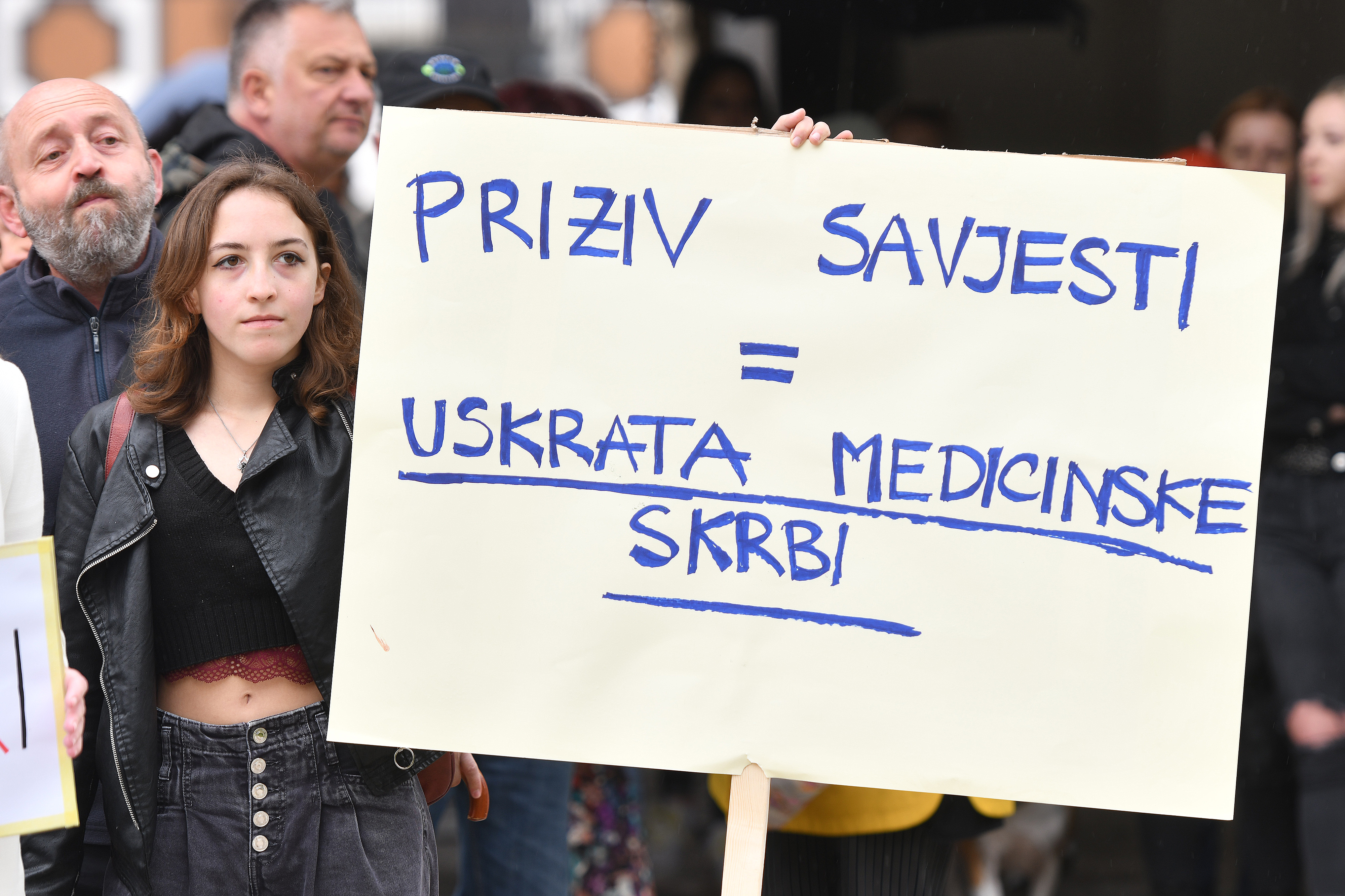 U Varaždinu istovremeno krenule dvije oprečne povorke "Hod za život" i "Subotom za slobodu"