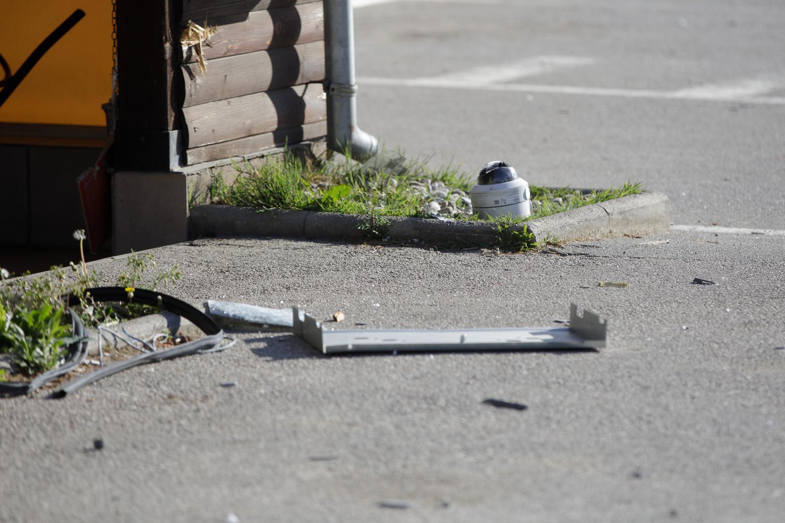 Eksplozivom raznesen bankomat na Rimskom trgu u Kerestincu