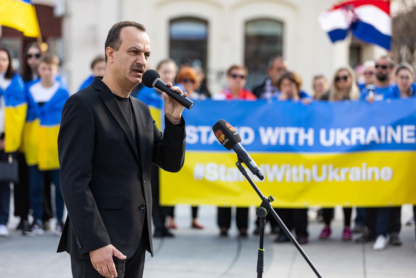 Osijek: Na glavnom gradskom trgu održan mirni prosvjed povodom mjecec dana od početka ruske invazije na Ukrajinu